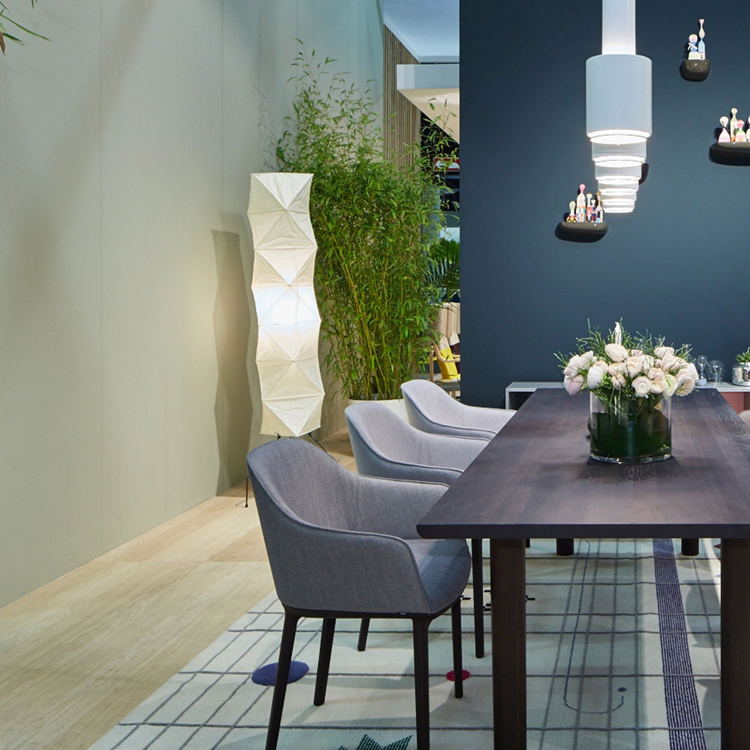 Lampa podłogowa na trójnogu z abażurem z papieru ryżowego