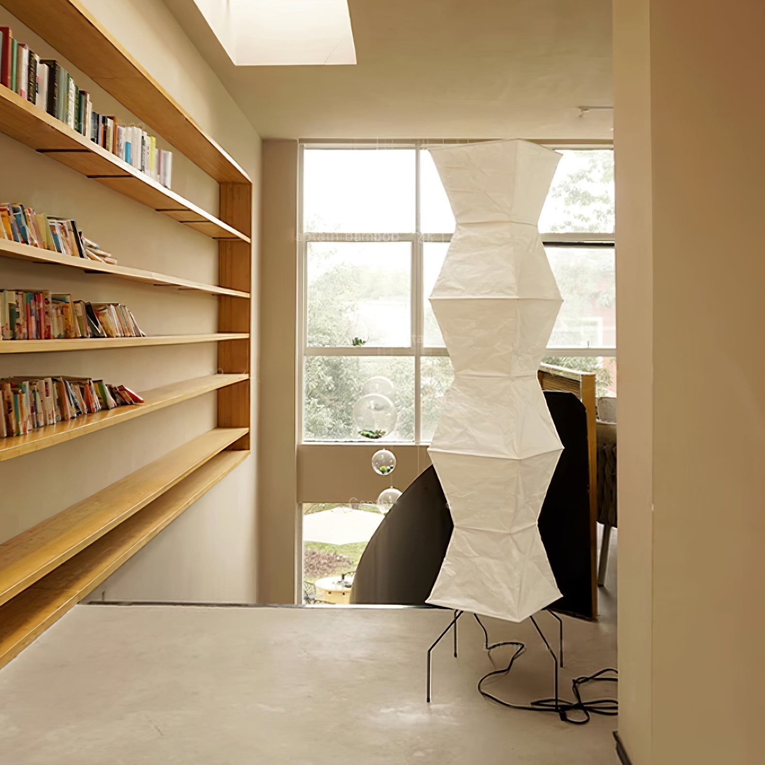 Lampa podłogowa na trójnogu z abażurem z papieru ryżowego