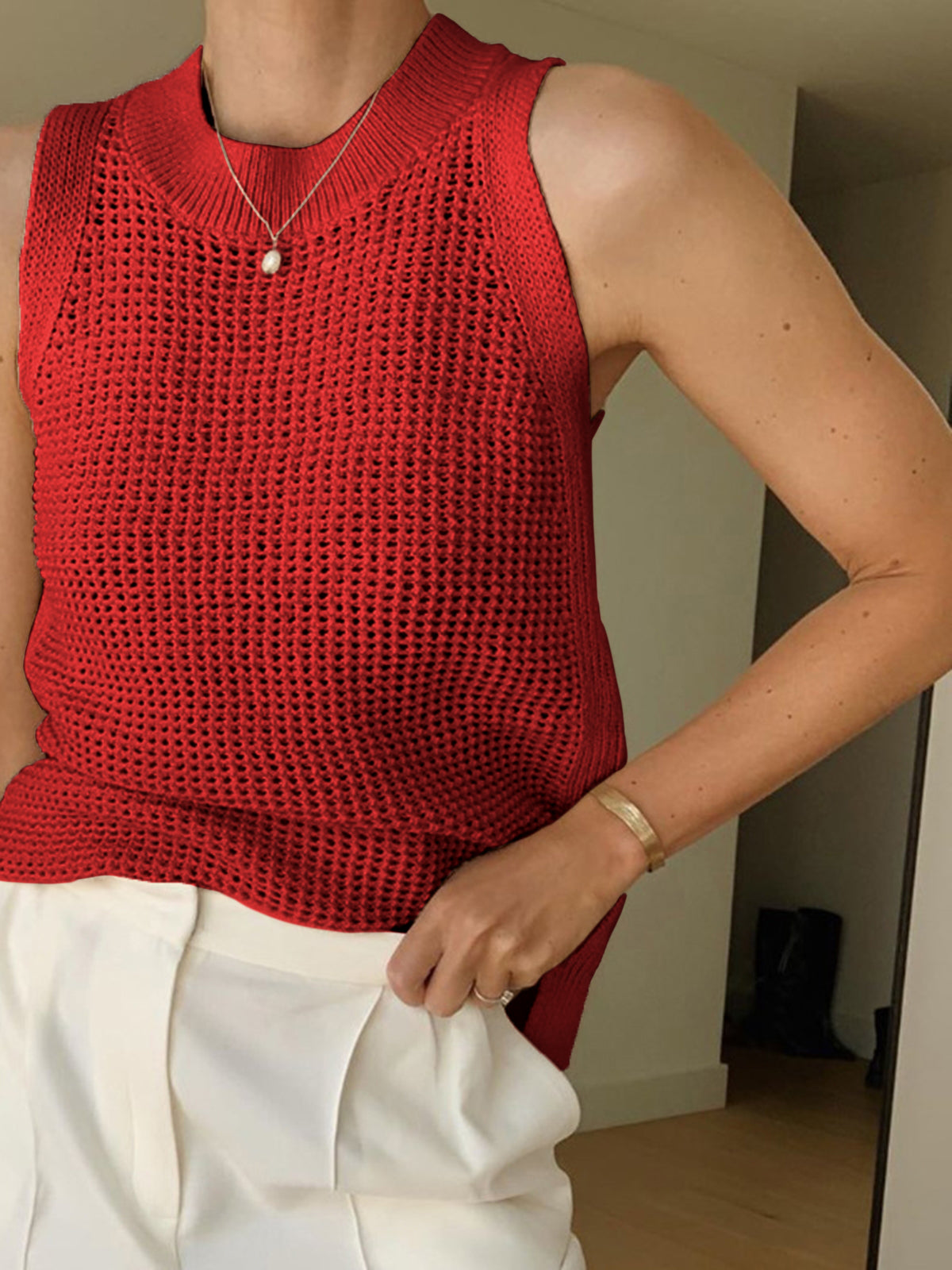Top bez rękawów z otwartym splotem i bocznymi rozcięciami