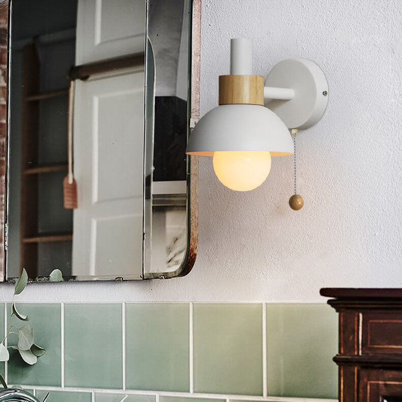 Lampa ścienna z metalową oprawą i okrągłym kloszem