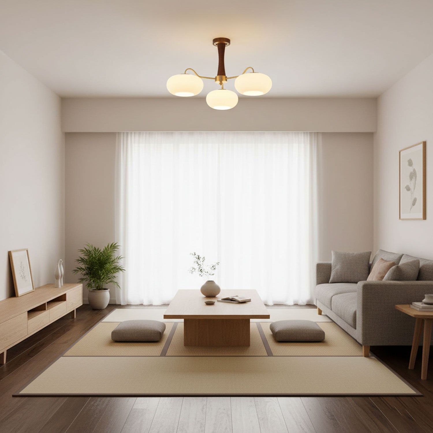 Żyrandol z mosiężnymi ramionami i białymi kloszami