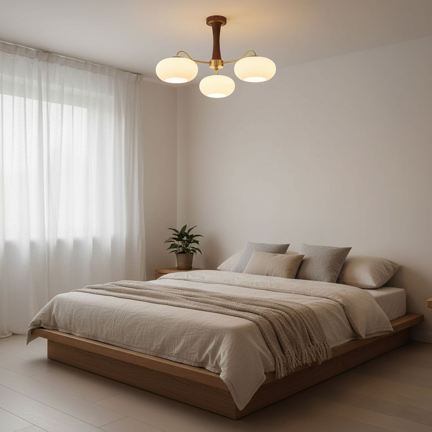 Żyrandol z mosiężnymi ramionami i białymi kloszami