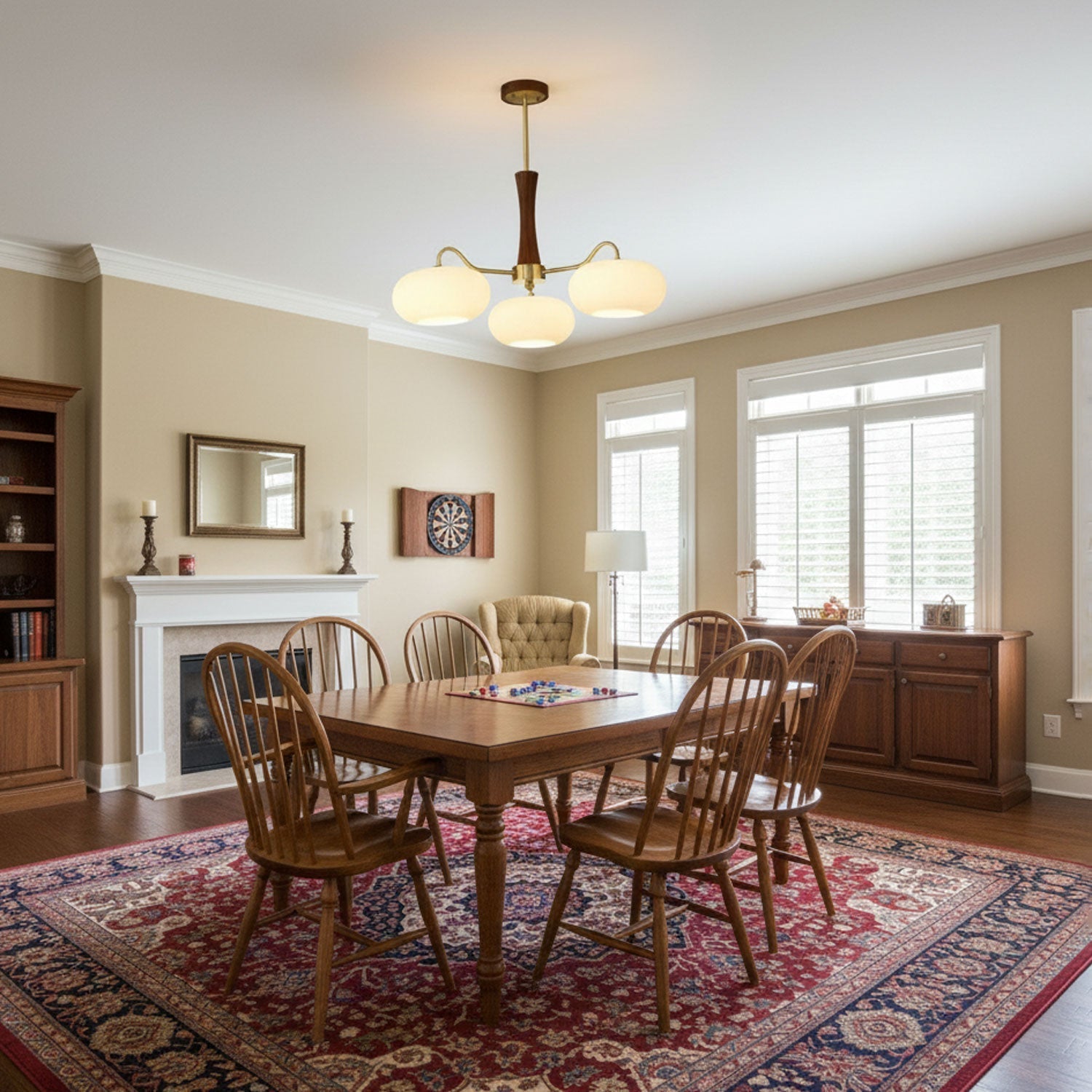 Żyrandol z mosiężnymi ramionami i białymi kloszami