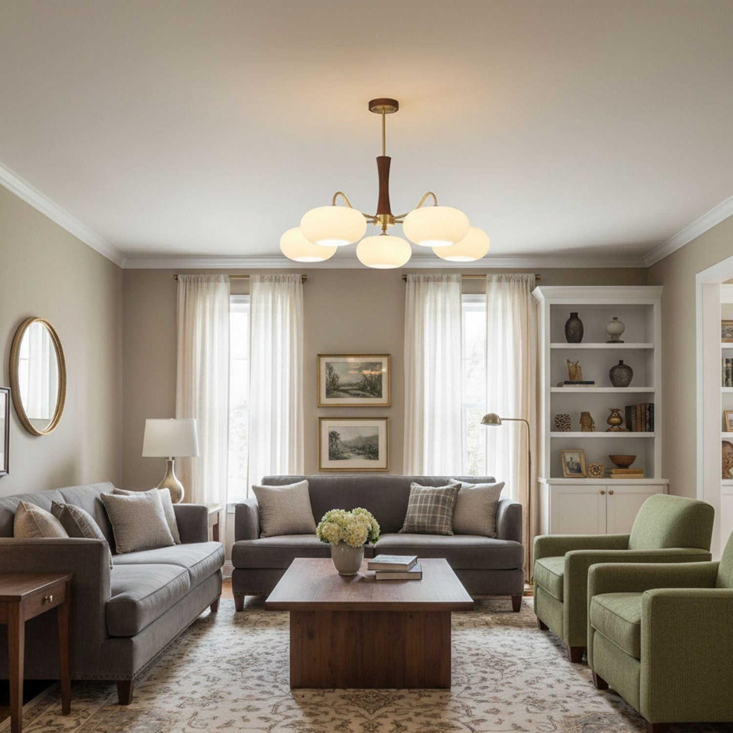 Żyrandol z mosiężnymi ramionami i białymi kloszami