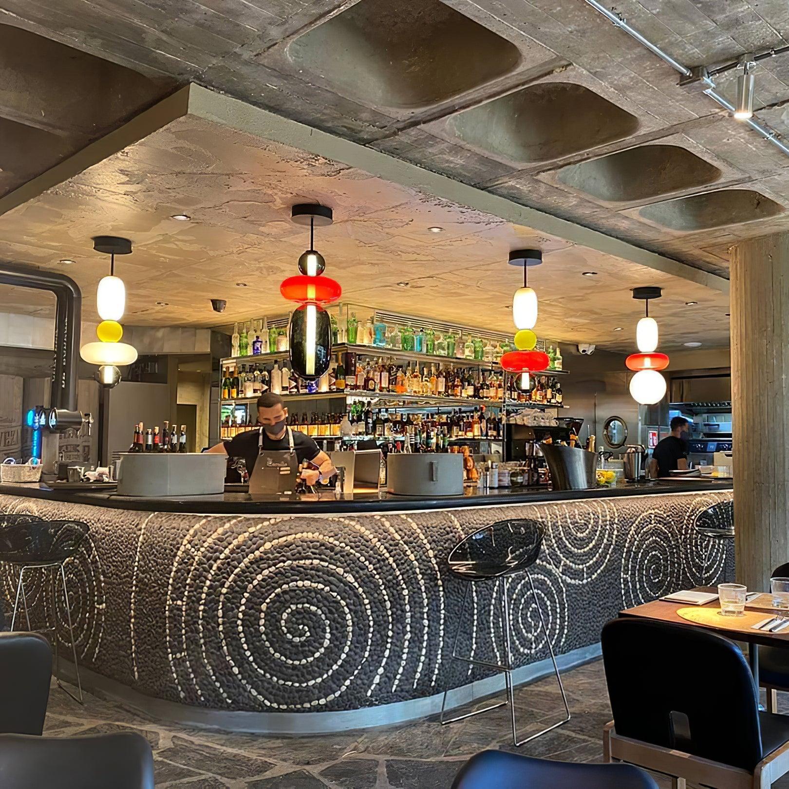 Szklana lampa wisząca z kolorowych elementów