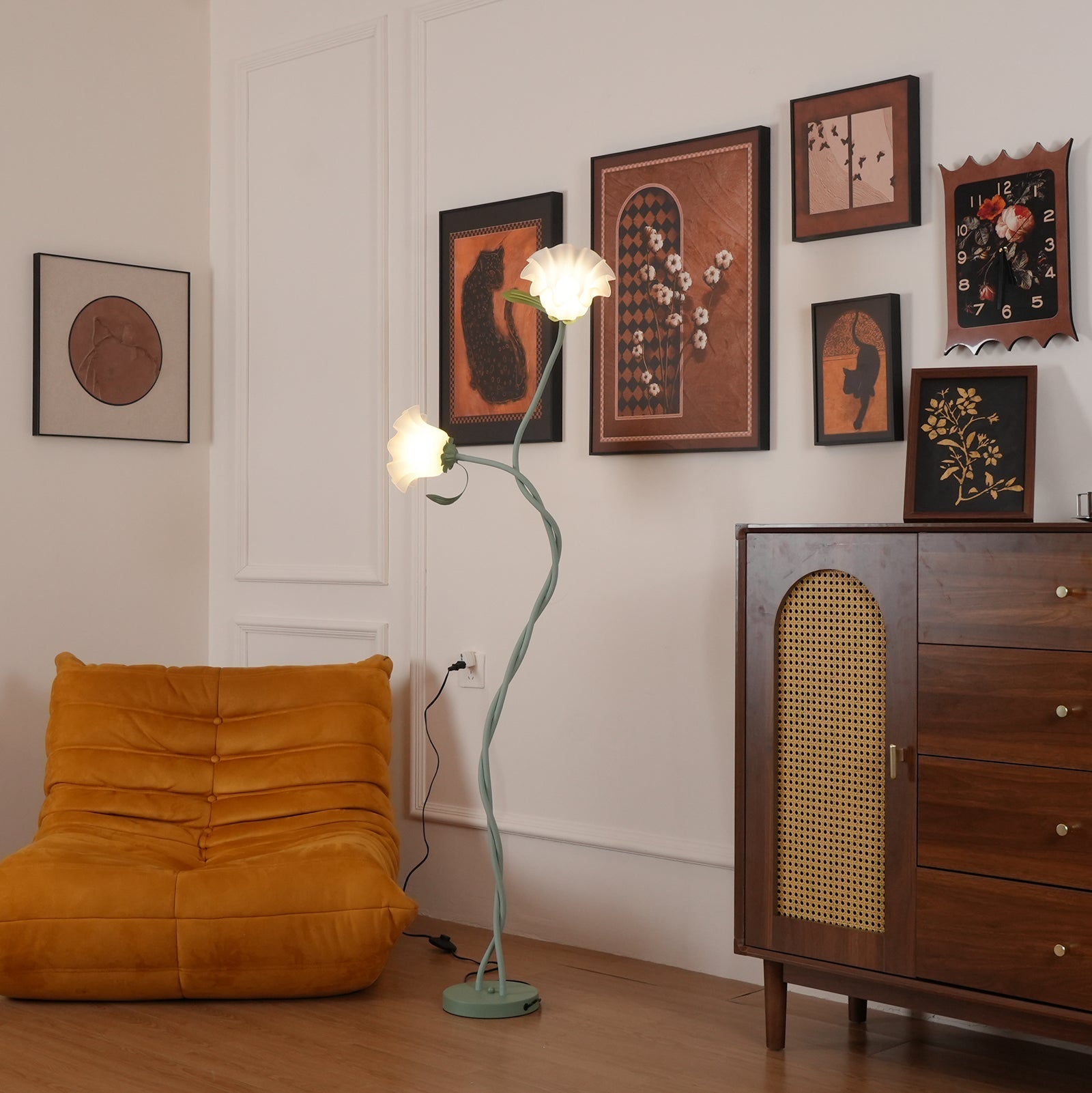 Lampa podłogowa z potrójną kwiatową głowicą i skręconym trzonkiem