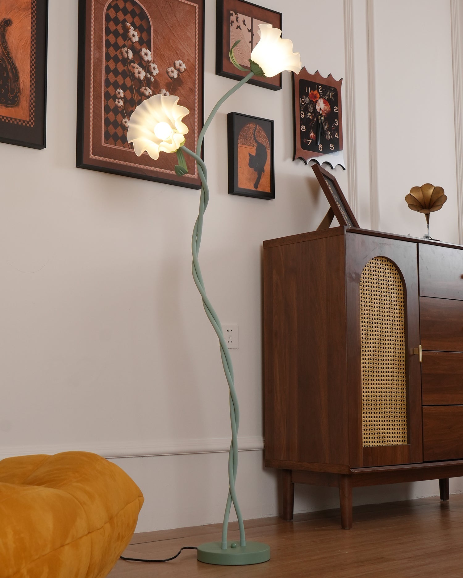 Lampa podłogowa z potrójną kwiatową głowicą i skręconym trzonkiem