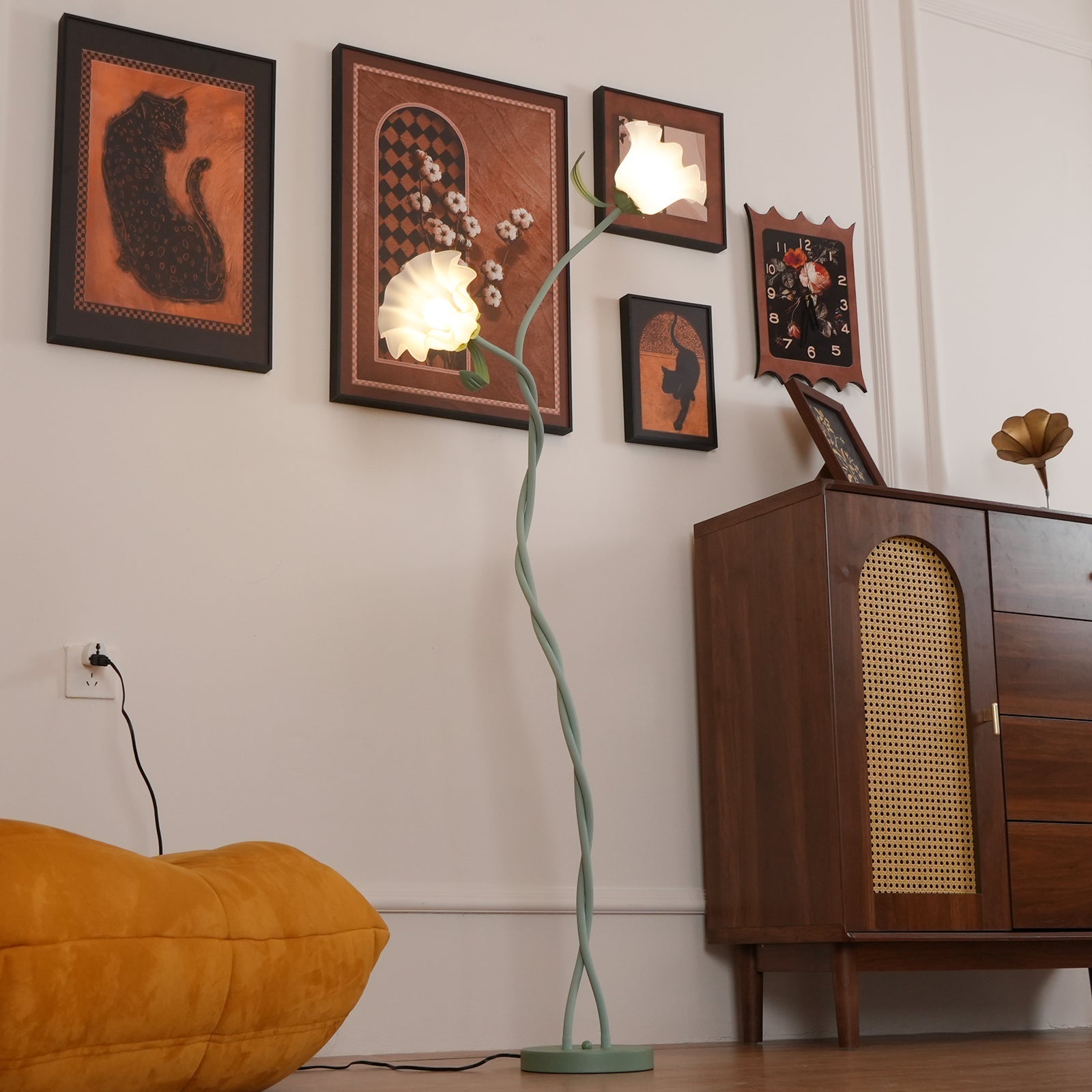 Lampa podłogowa z potrójną kwiatową głowicą i skręconym trzonkiem