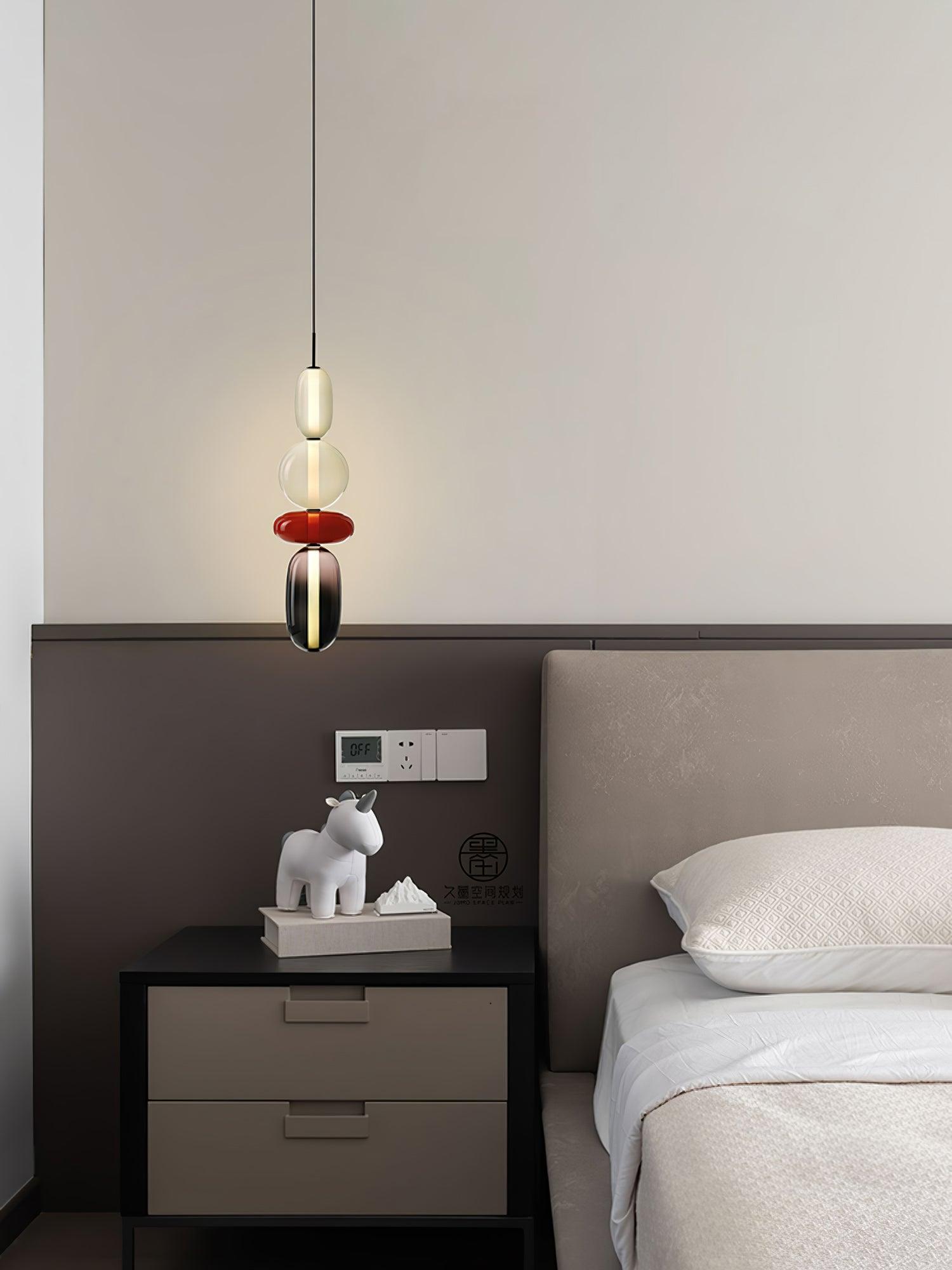 Szklana lampa wisząca z kolorowych elementów