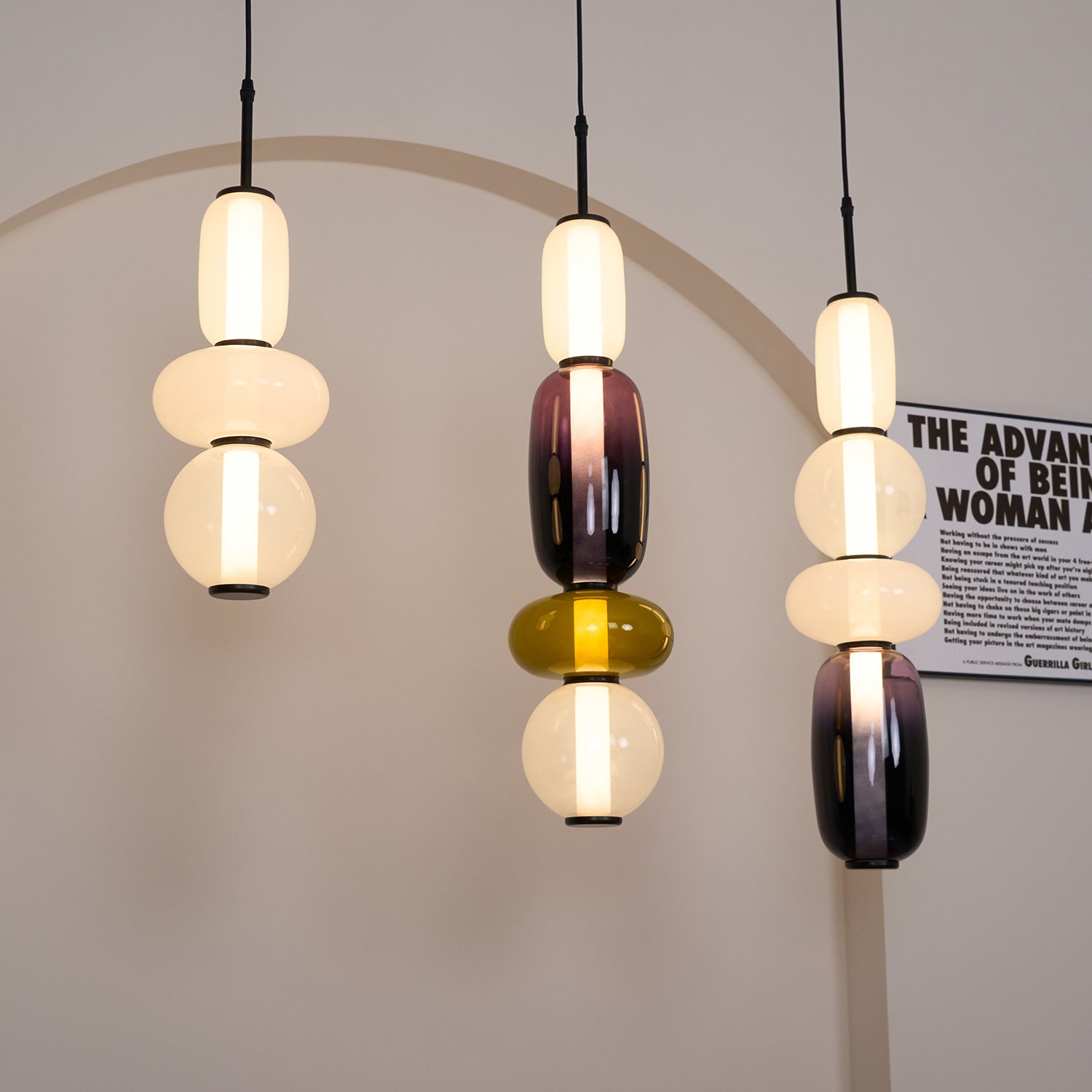 Szklana lampa wisząca z kolorowych elementów