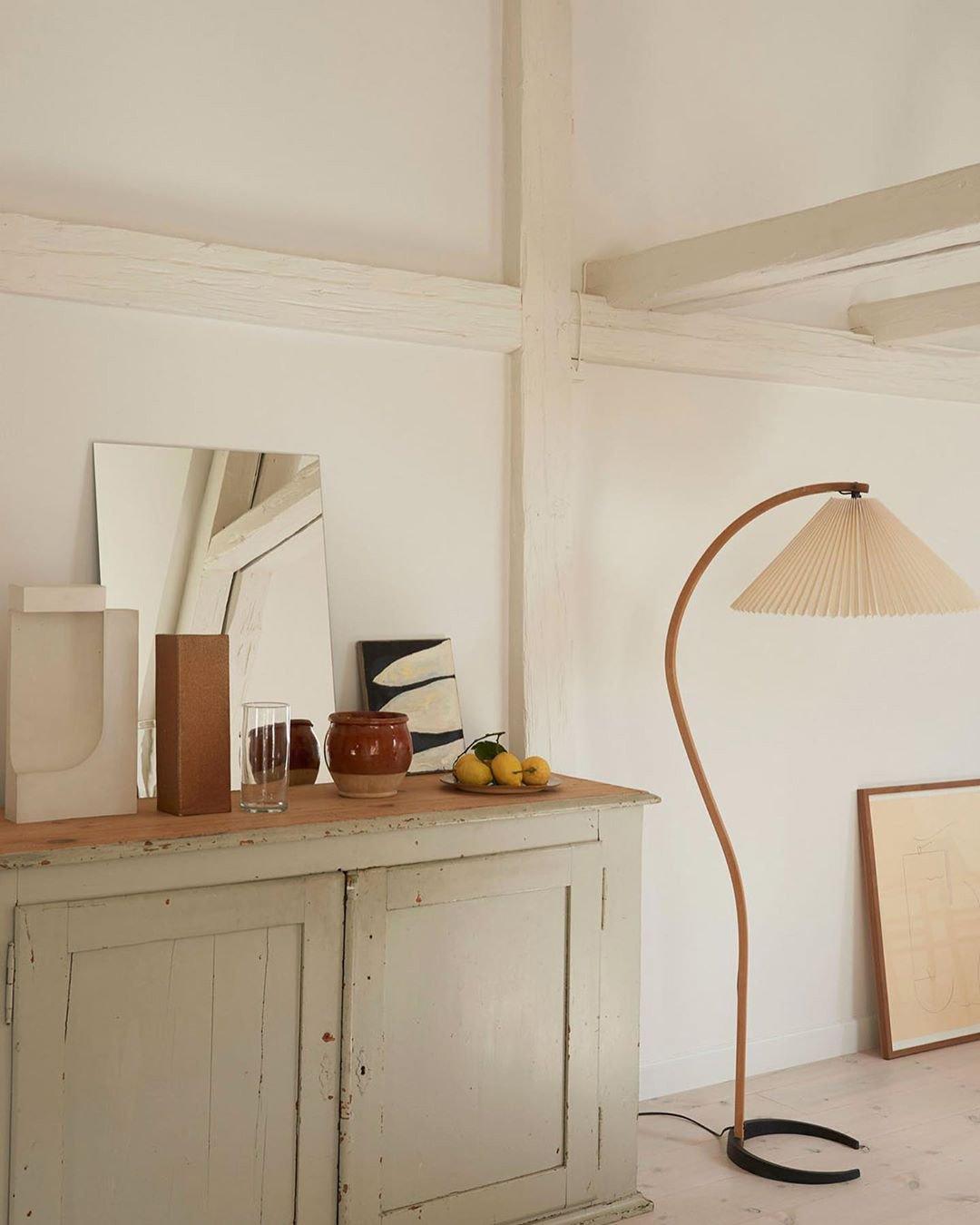 Lampa podłogowa w kształcie łuku z plisowanym stożkowym kloszem