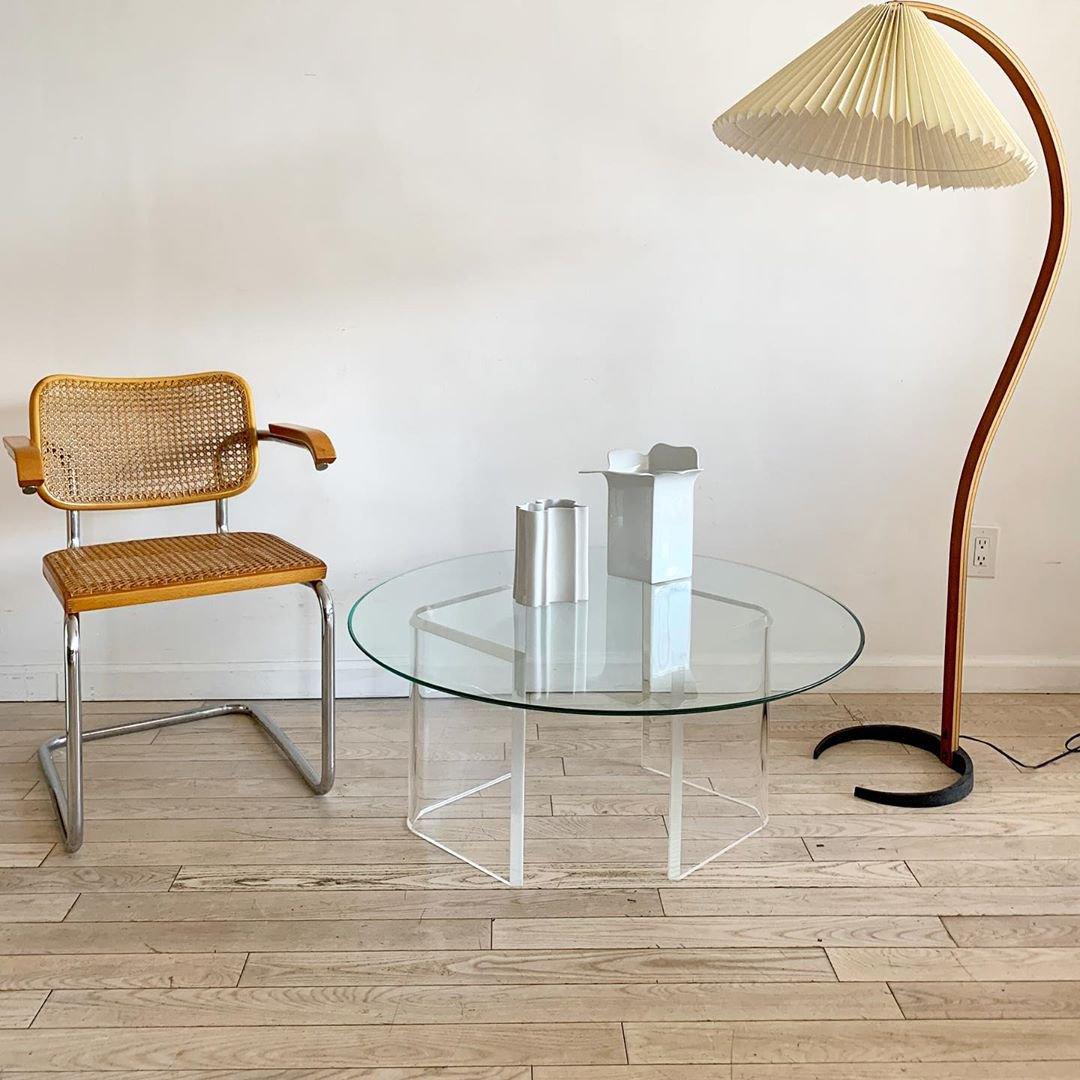 Lampa podłogowa w kształcie łuku z plisowanym stożkowym kloszem