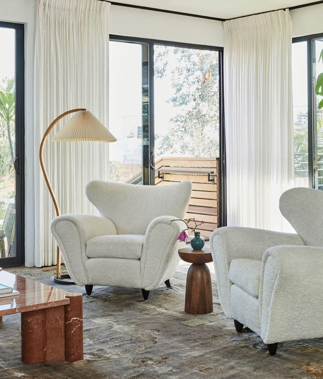 Lampa podłogowa w kształcie łuku z plisowanym stożkowym kloszem