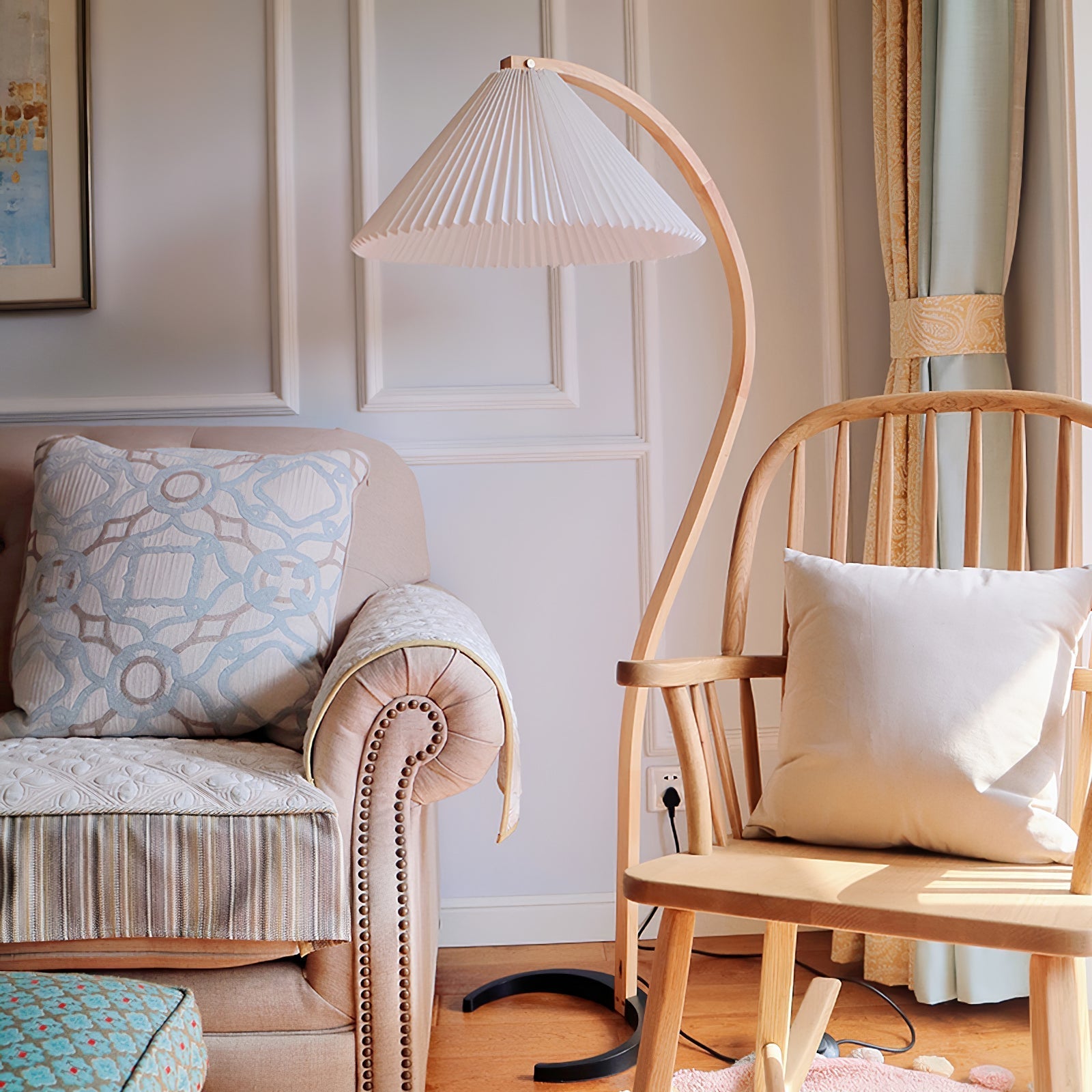 Lampa podłogowa w kształcie łuku z plisowanym stożkowym kloszem