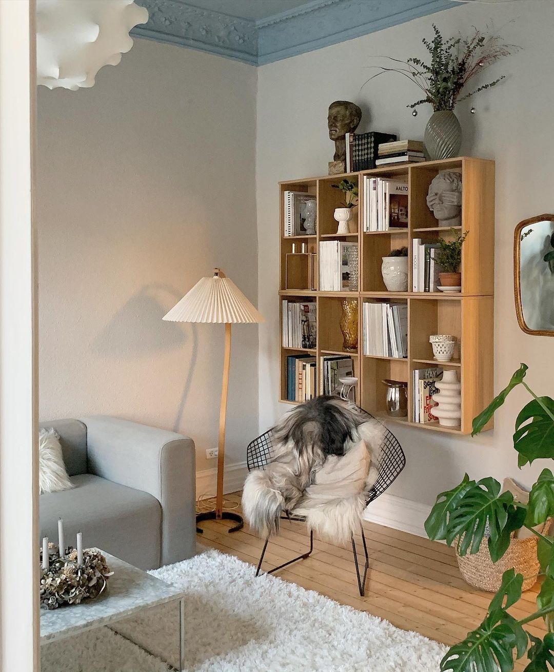 Lampa podłogowa w kształcie łuku z plisowanym stożkowym kloszem