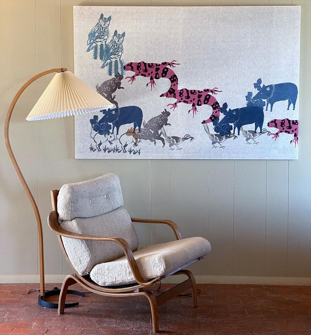 Lampa podłogowa w kształcie łuku z plisowanym stożkowym kloszem