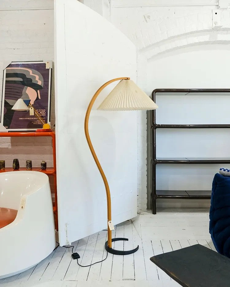 Lampa podłogowa w kształcie łuku z plisowanym stożkowym kloszem