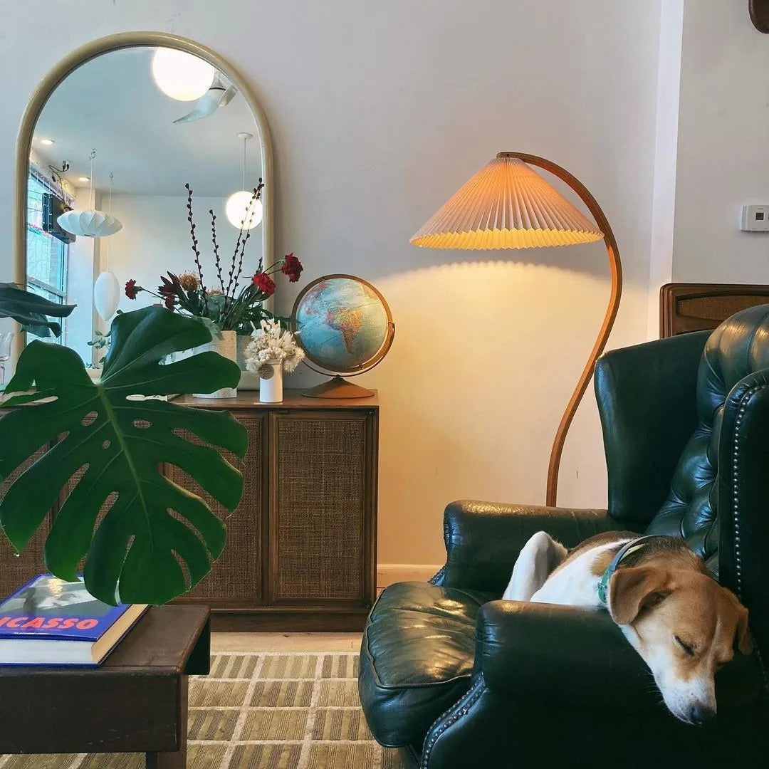 Lampa podłogowa w kształcie łuku z plisowanym stożkowym kloszem