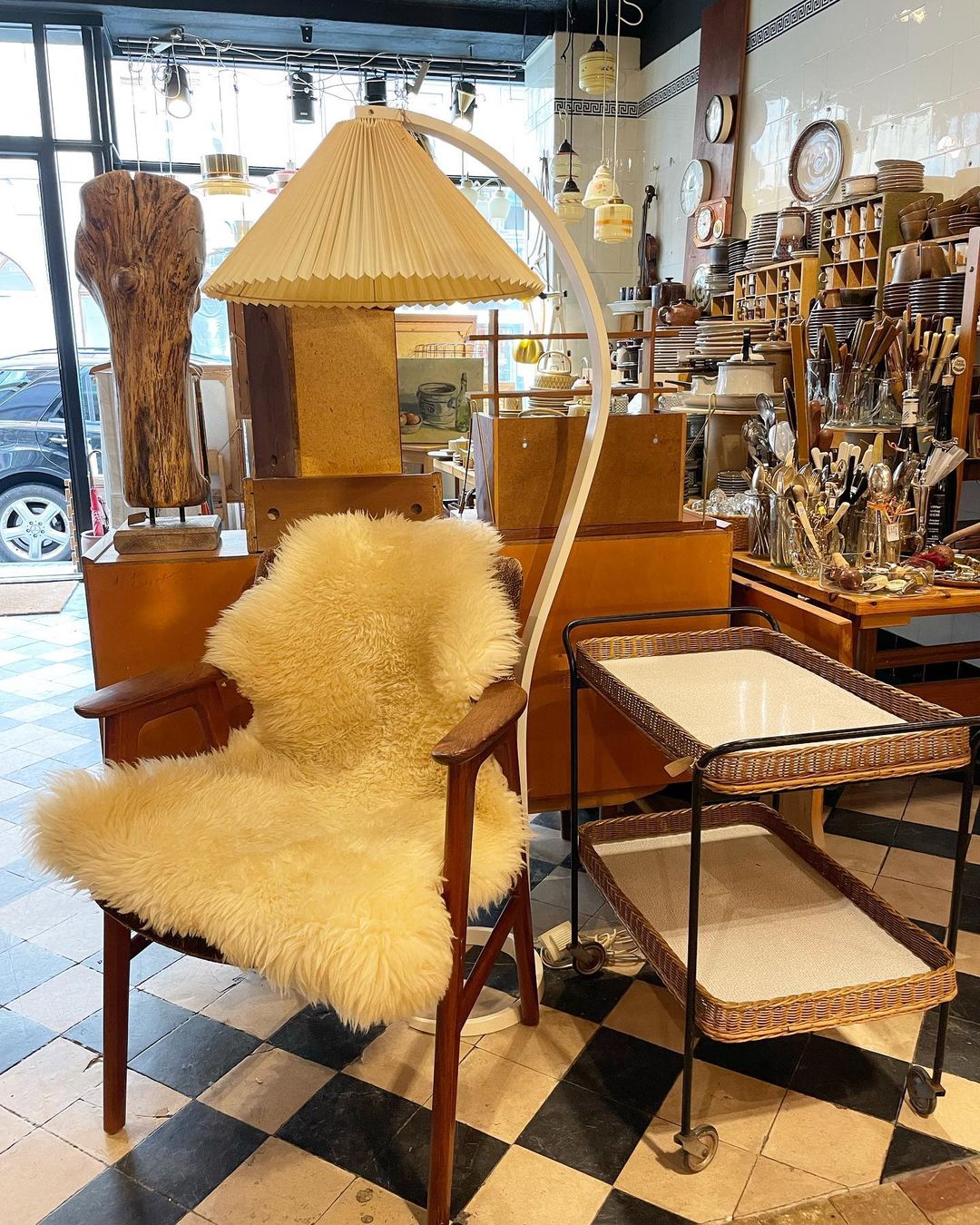 Lampa podłogowa w kształcie łuku z plisowanym stożkowym kloszem