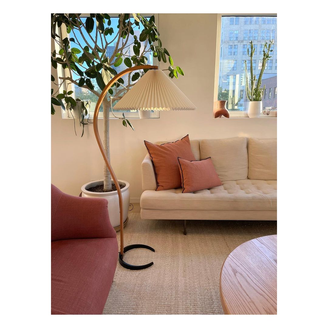 Lampa podłogowa w kształcie łuku z plisowanym stożkowym kloszem