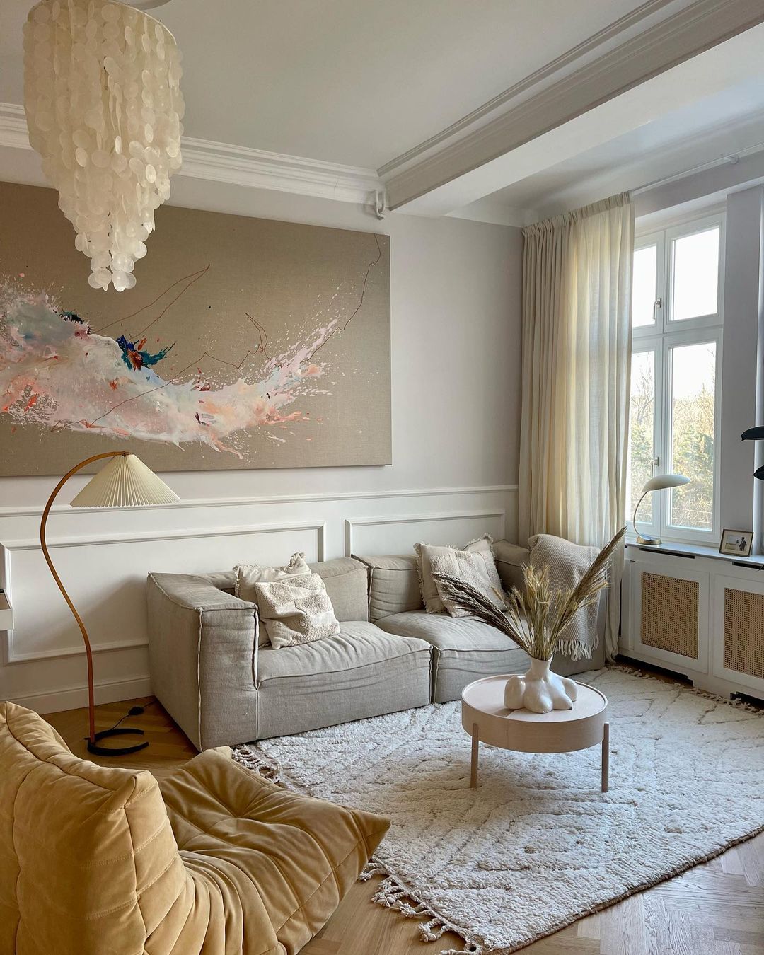 Lampa podłogowa w kształcie łuku z plisowanym stożkowym kloszem