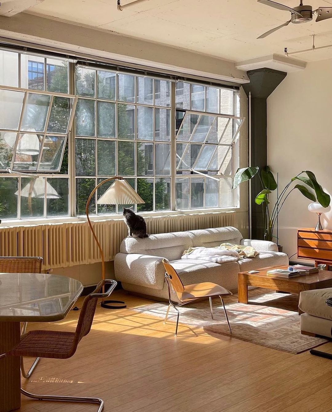 Lampa podłogowa w kształcie łuku z plisowanym stożkowym kloszem