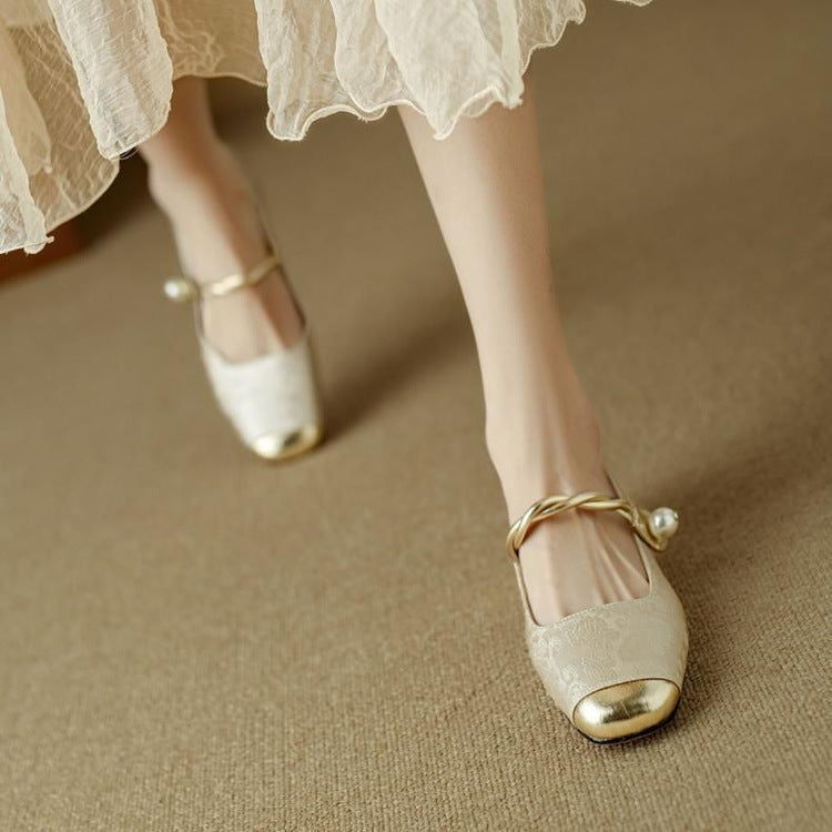 Buty z niskim, grubym obcasem i skręconymi paskami