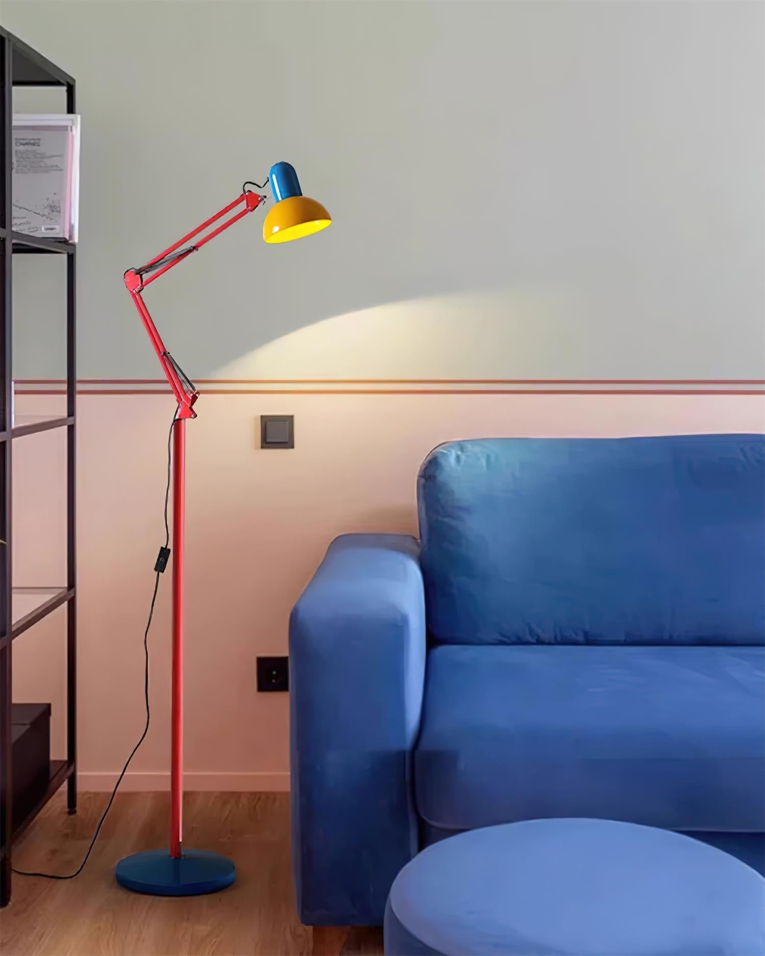 Lampa stojąca wieloprzegubowa z okrągłą podstawą