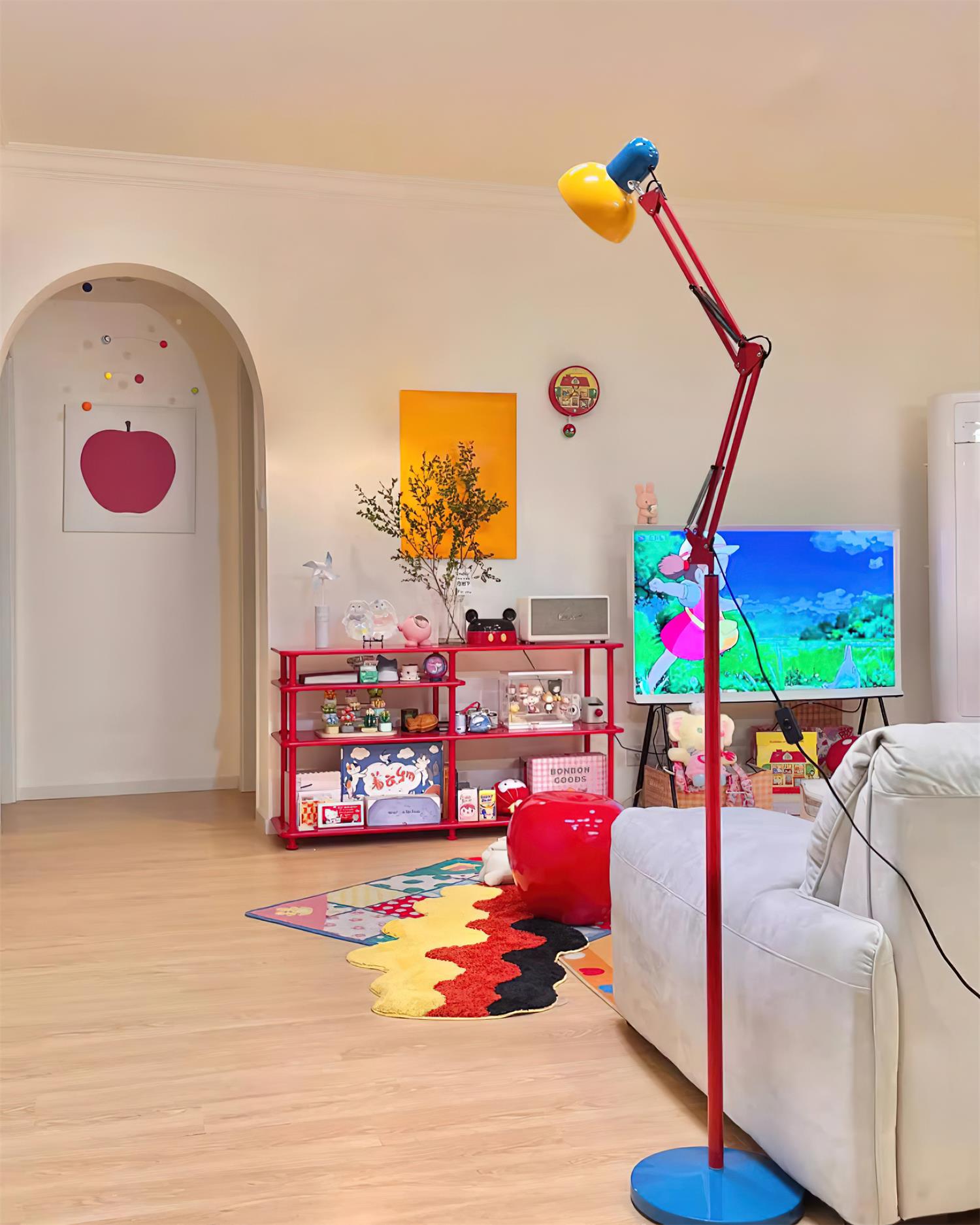 Lampa stojąca wieloprzegubowa z okrągłą podstawą