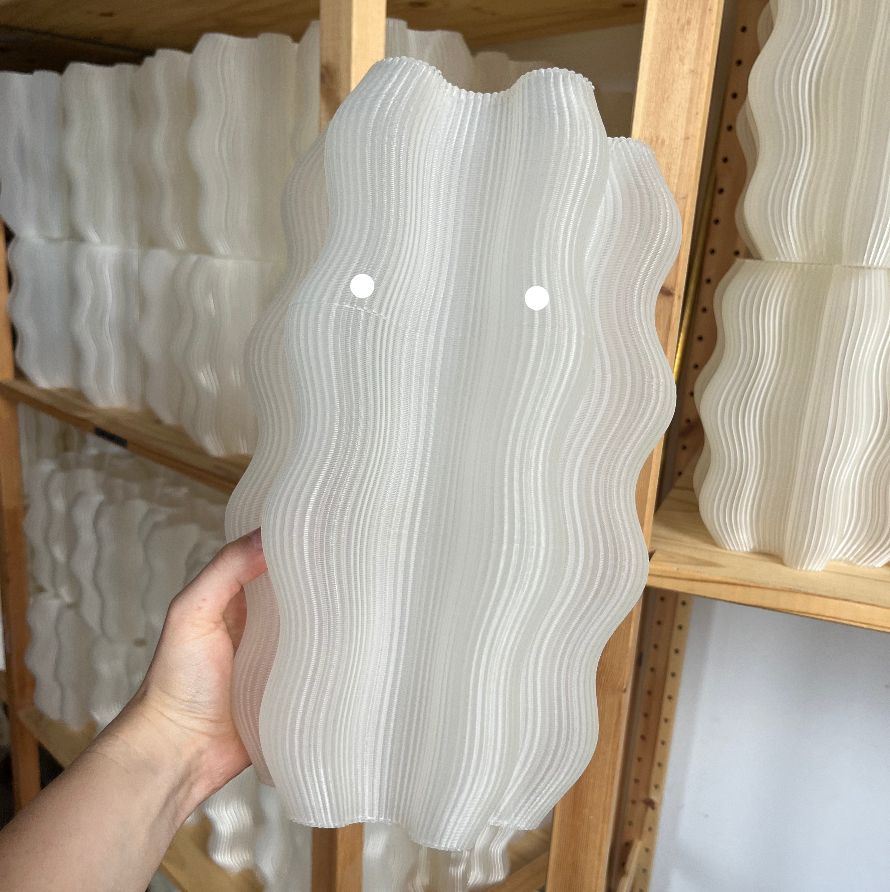 Falista lampa stołowa