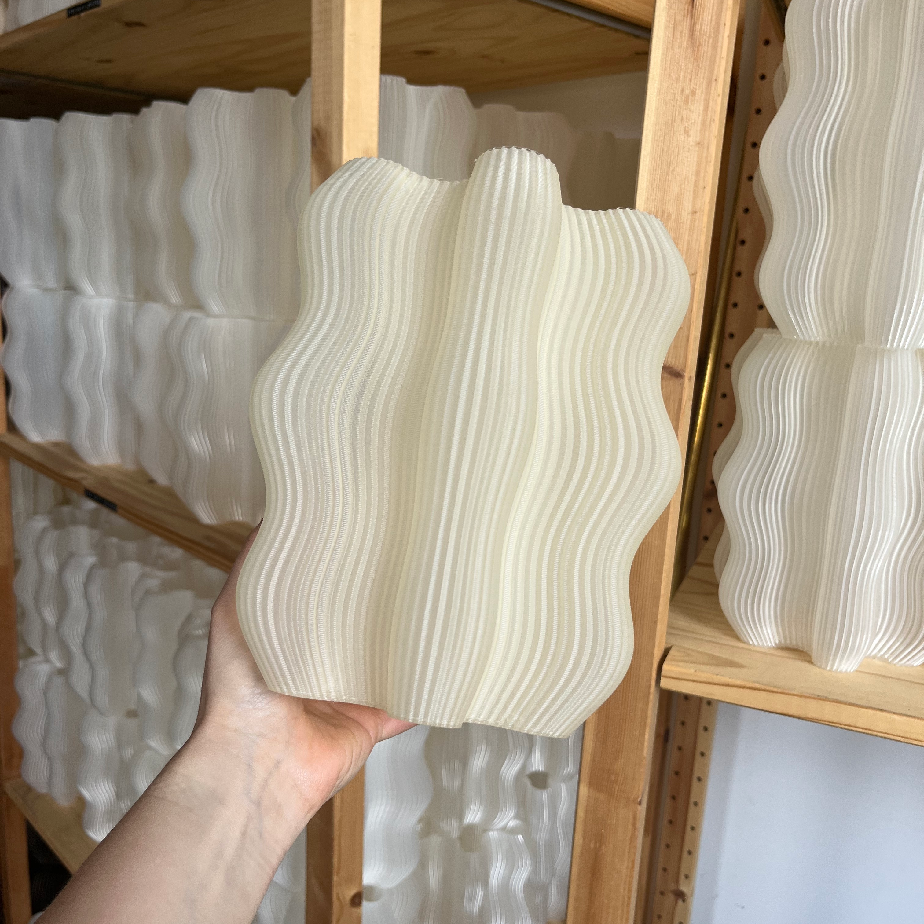 Falista lampa stołowa