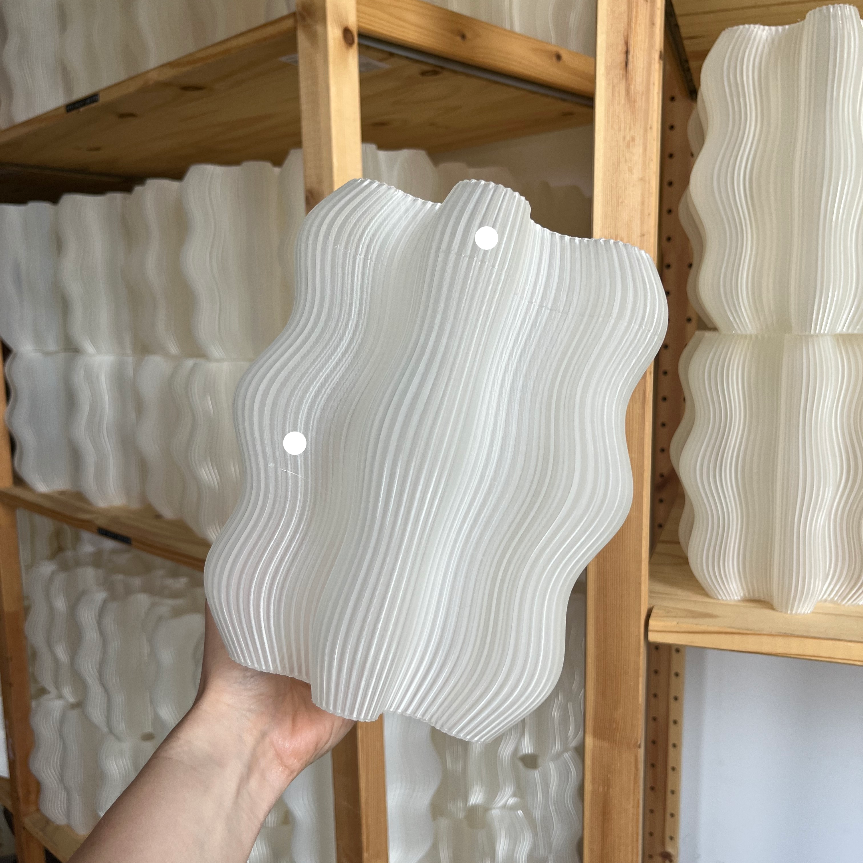 Falista lampa stołowa