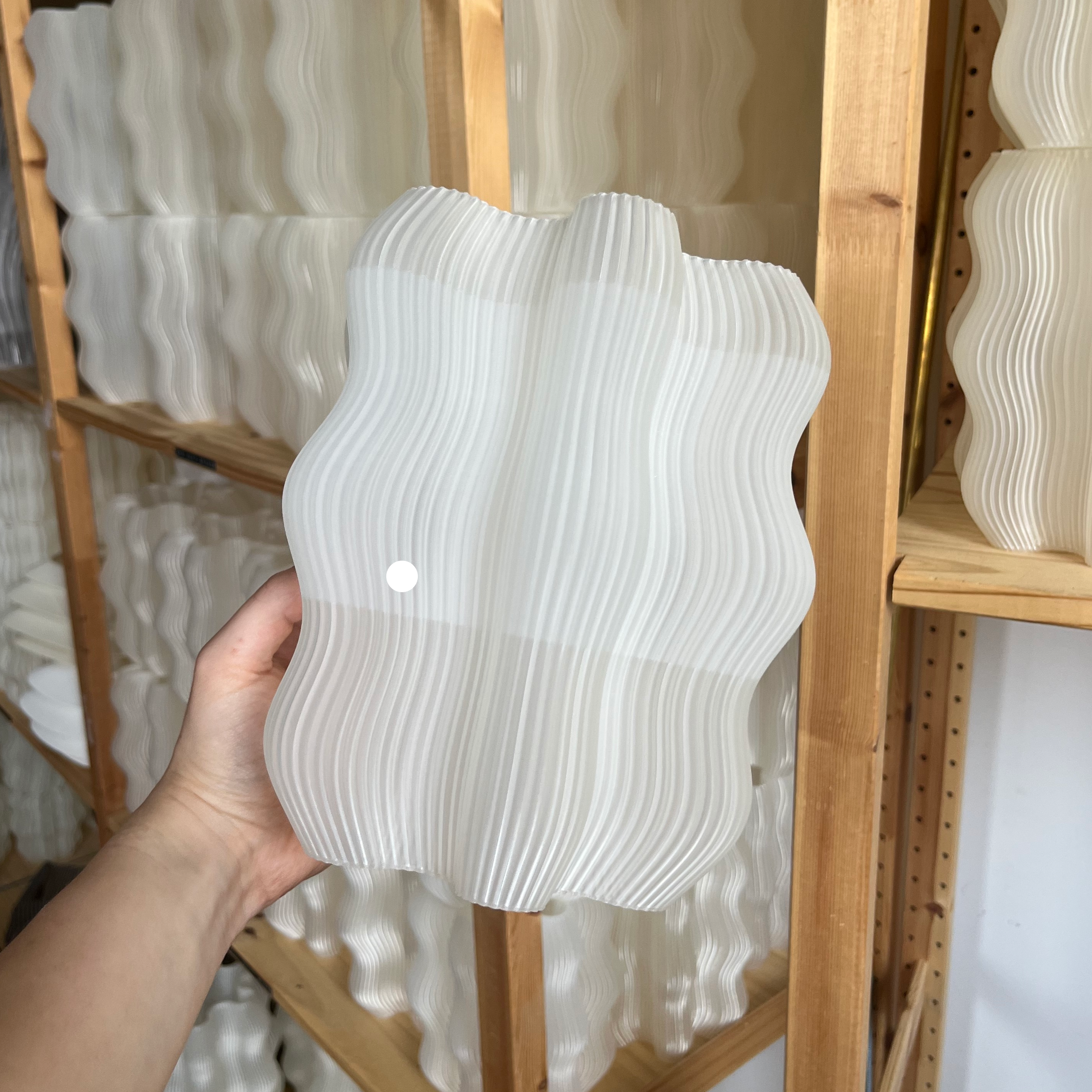 Falista lampa stołowa