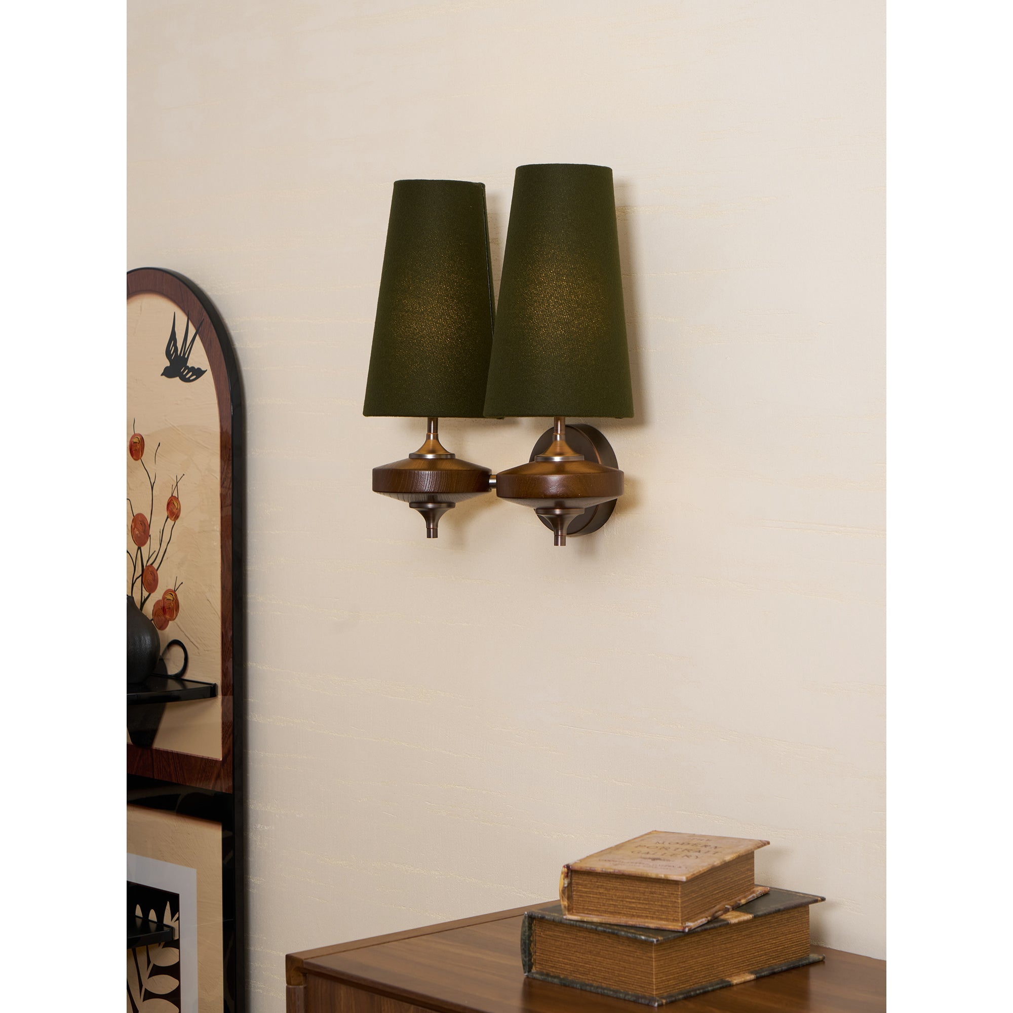 Podwójny kinkiet z materiałowymi kloszami i drewnianą podstawą