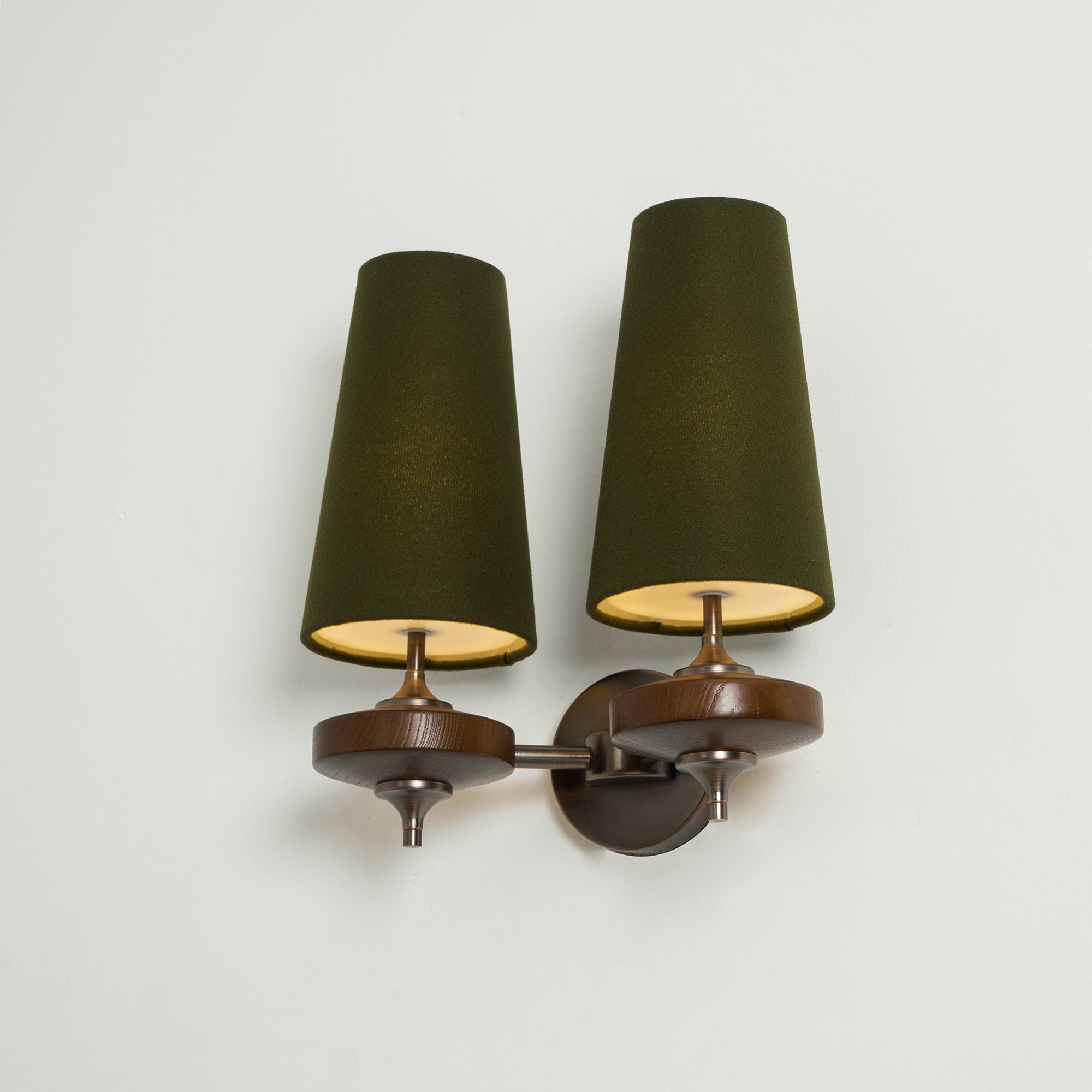 Podwójny kinkiet z materiałowymi kloszami i drewnianą podstawą