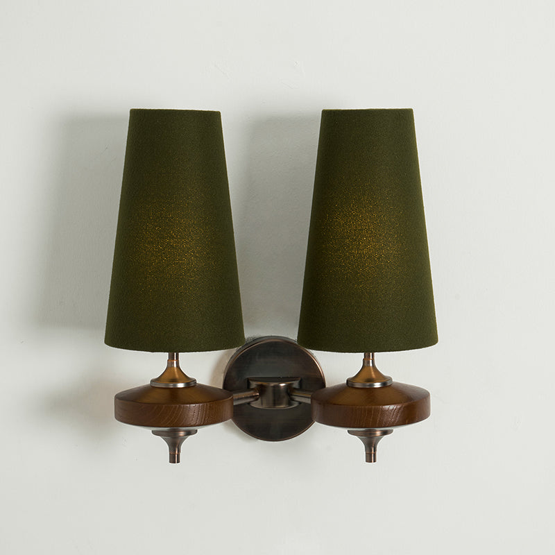 Podwójny kinkiet z materiałowymi kloszami i drewnianą podstawą