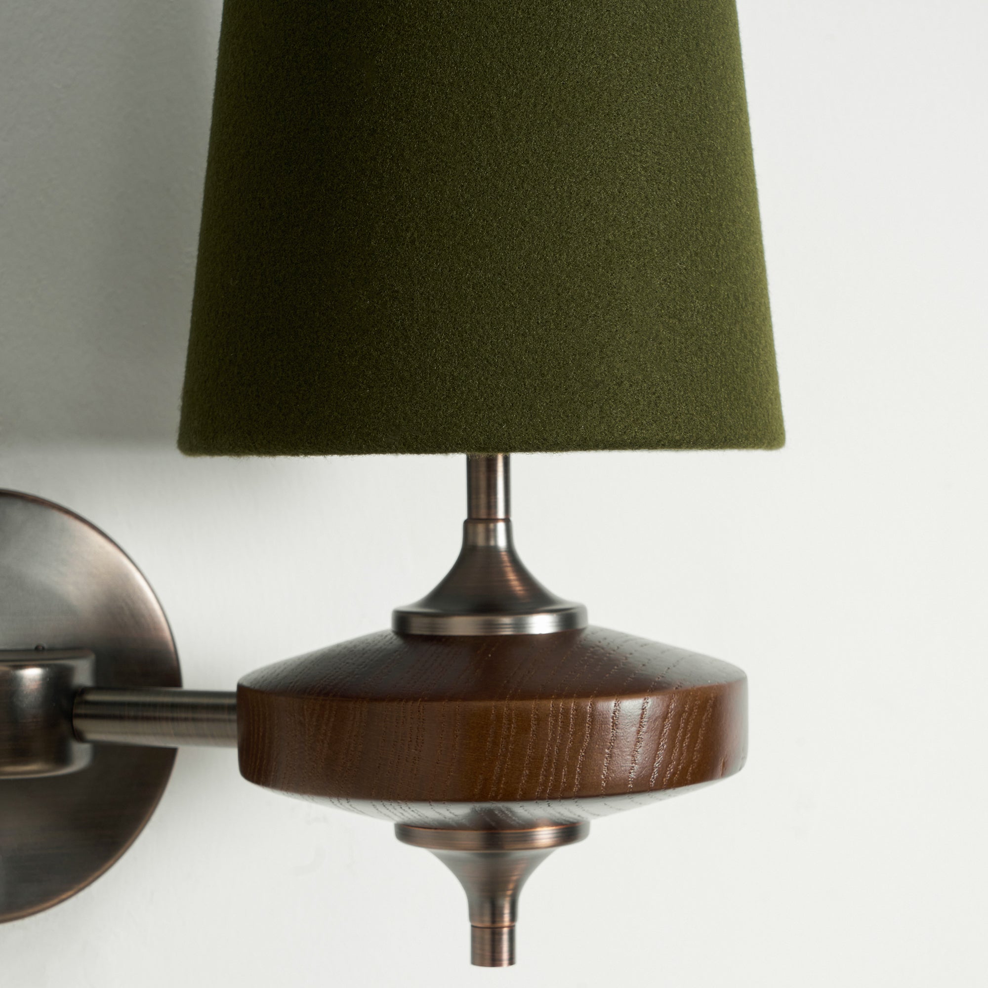 Podwójny kinkiet z materiałowymi kloszami i drewnianą podstawą