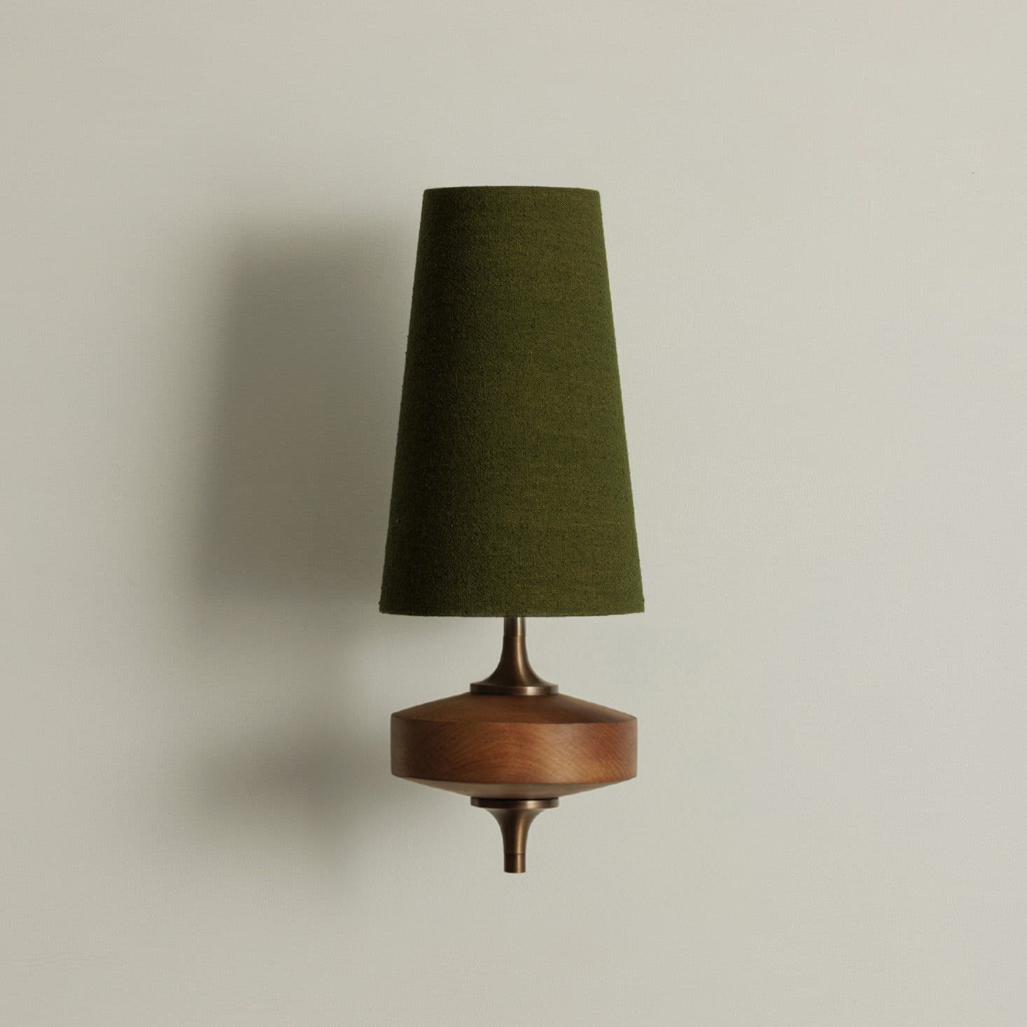 Podwójny kinkiet z materiałowymi kloszami i drewnianą podstawą