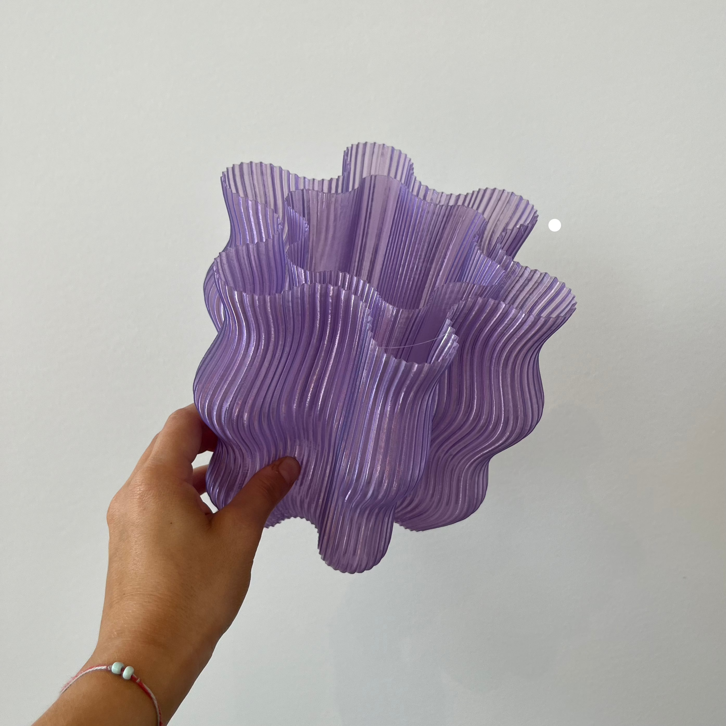 Falista lampa stołowa