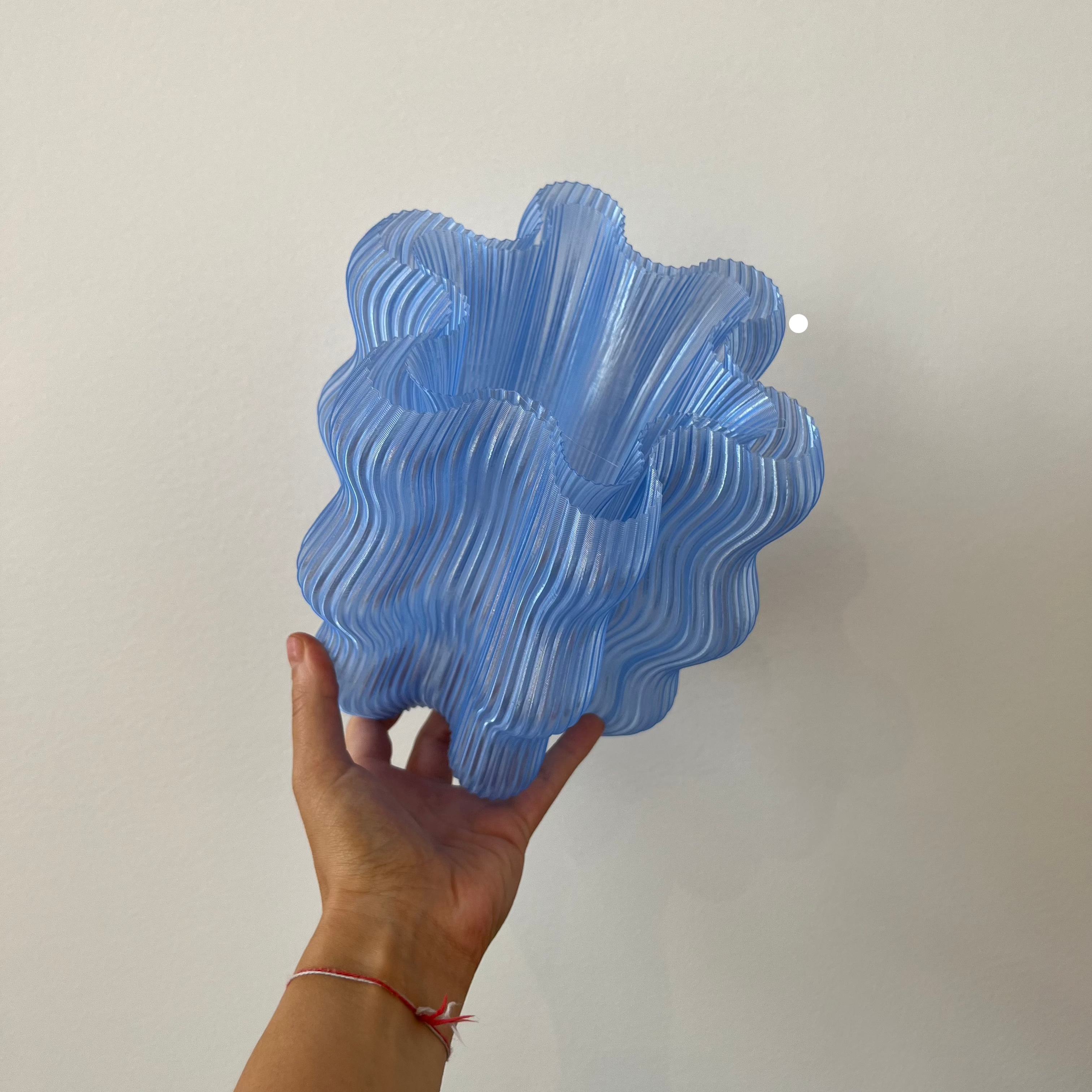 Falista lampa stołowa