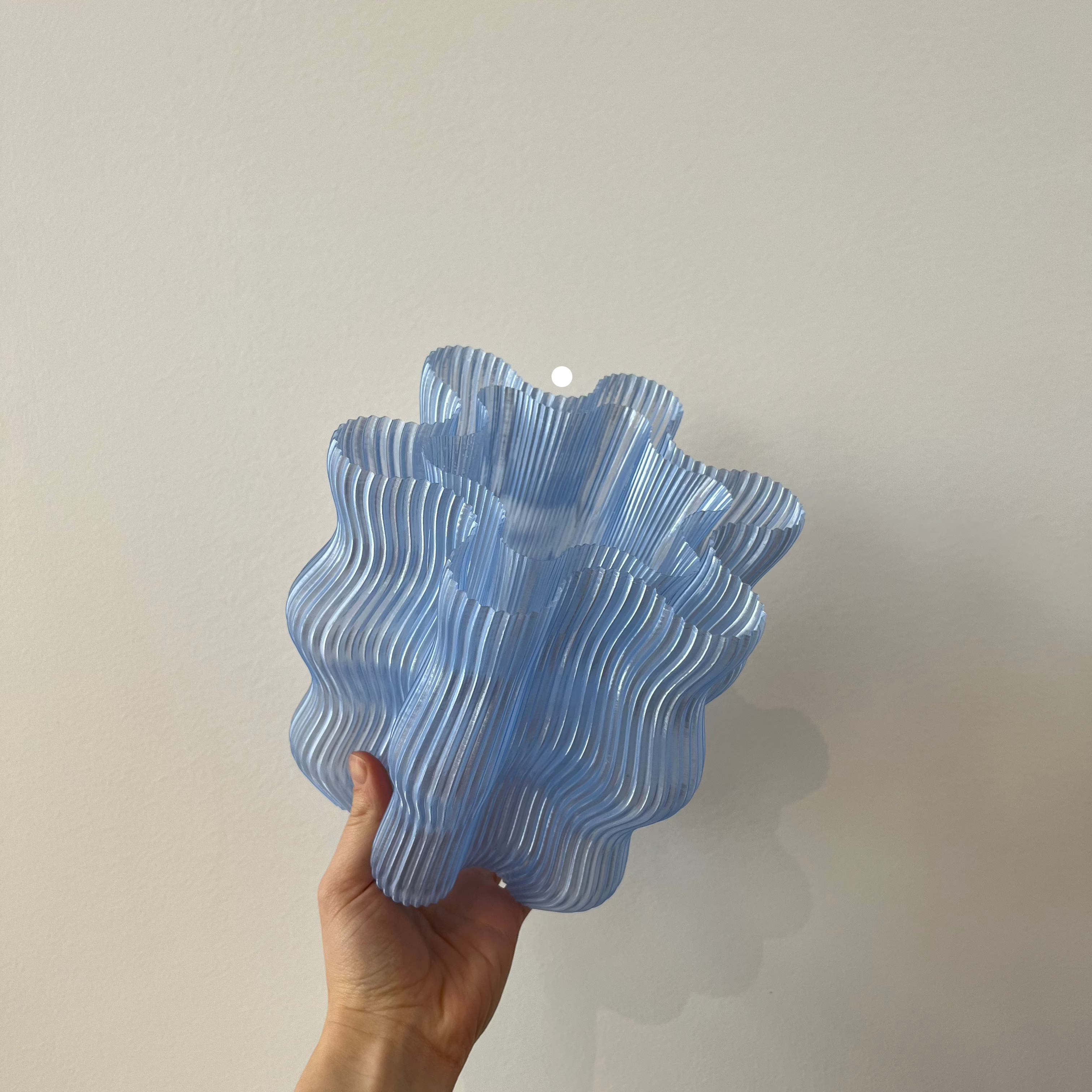 Falista lampa stołowa