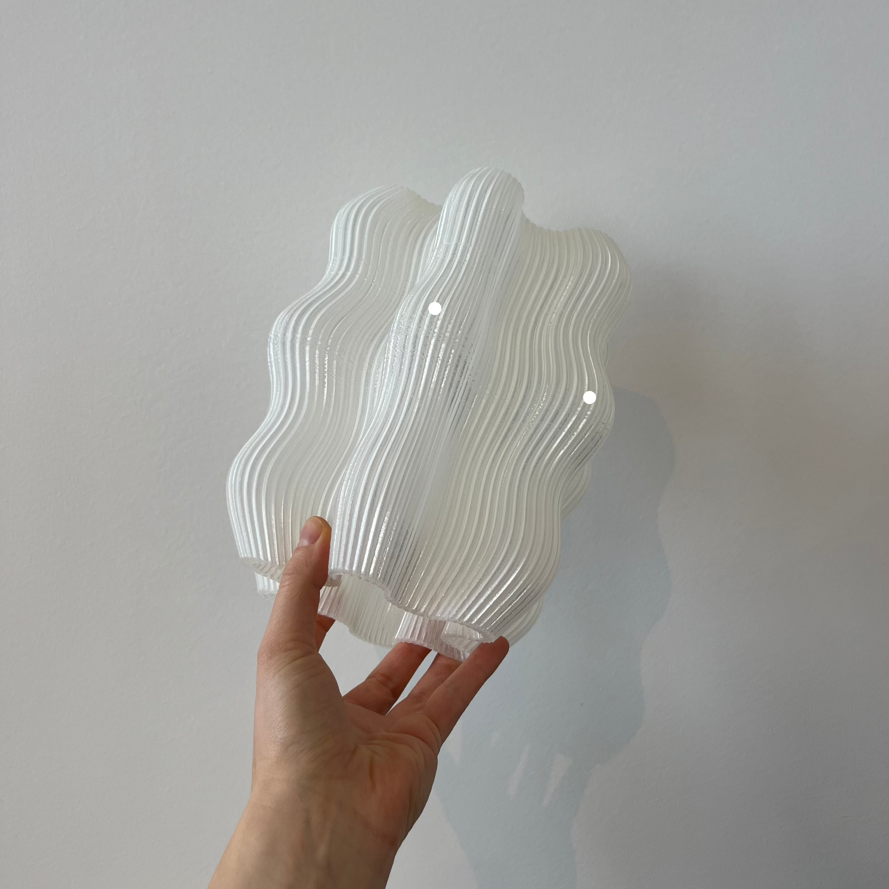 Falista lampa stołowa