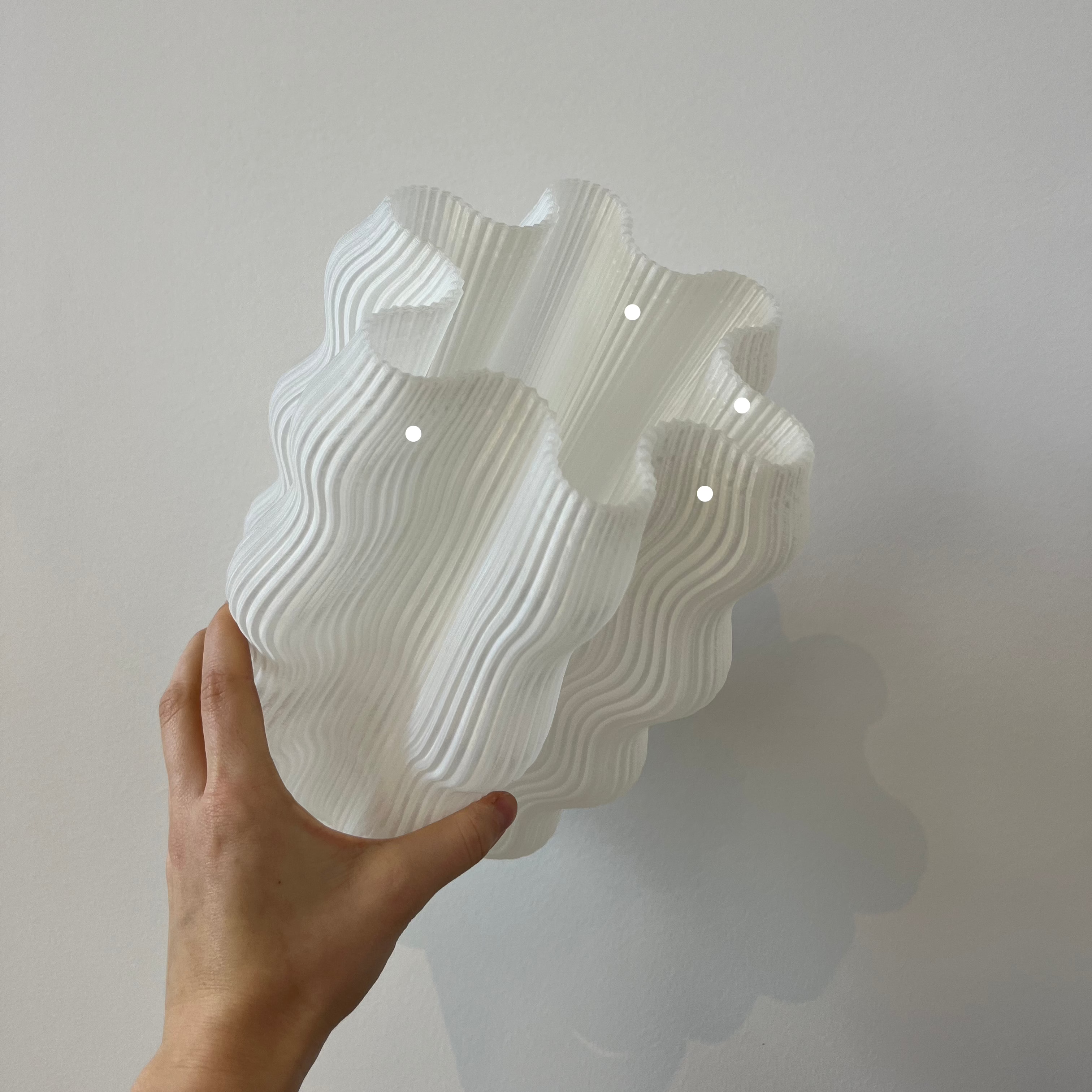 Falista lampa stołowa