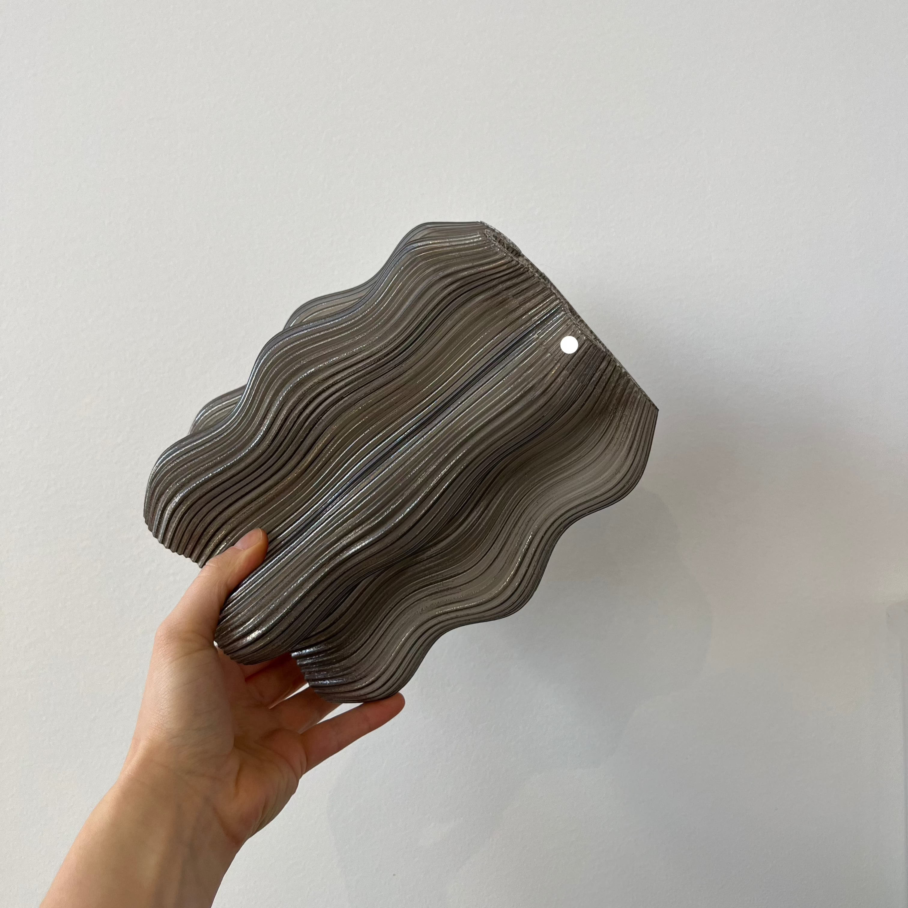 Falista lampa stołowa