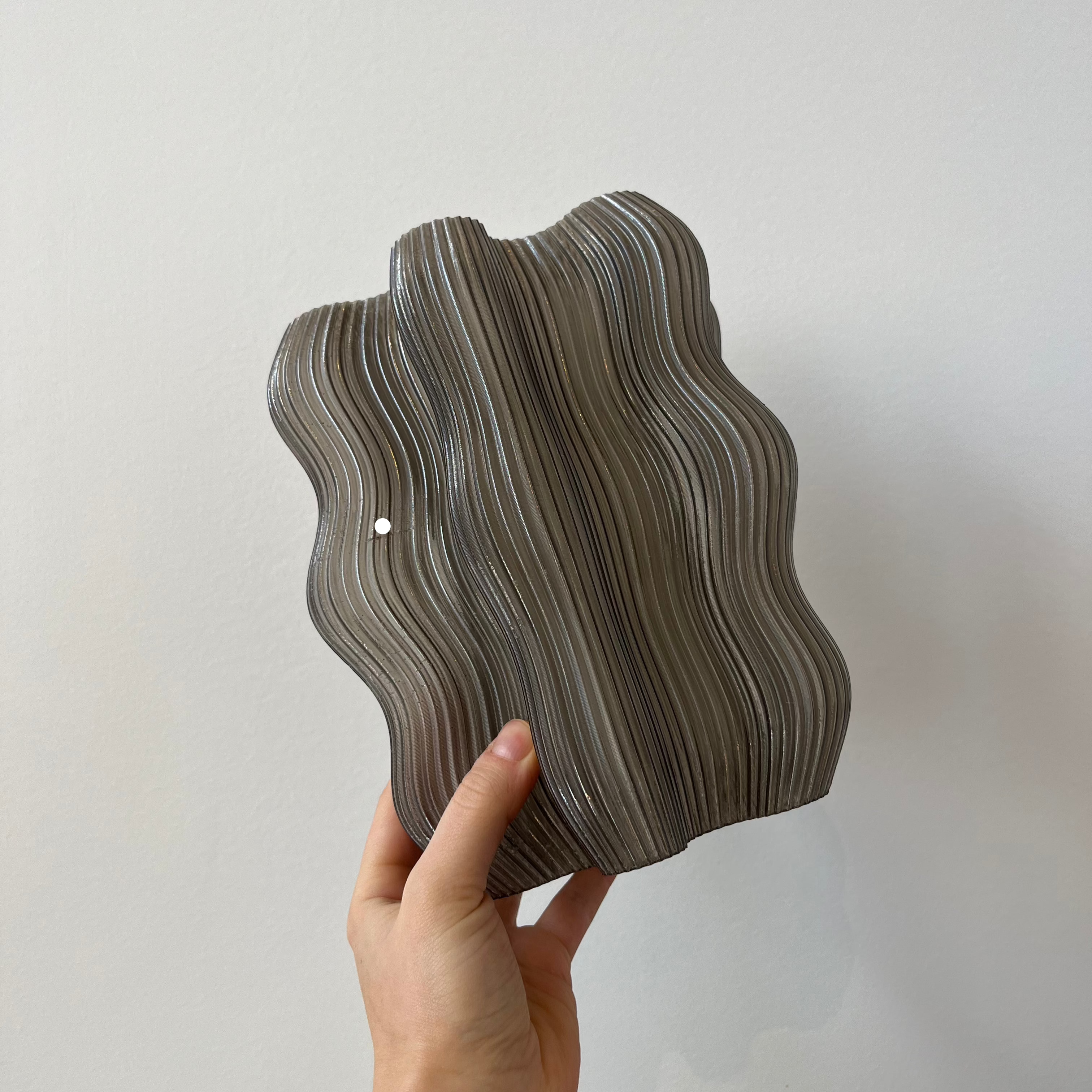 Falista lampa stołowa