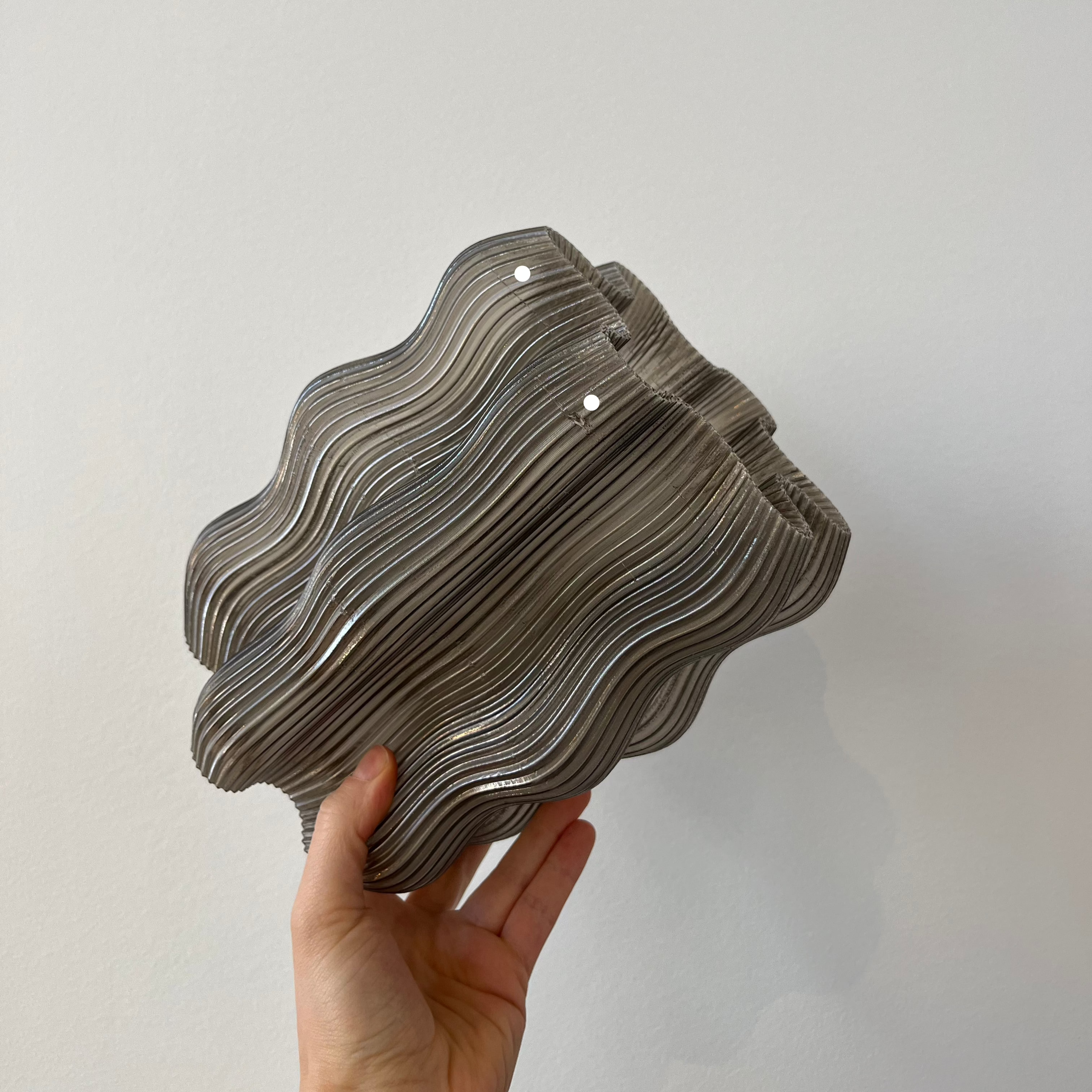 Falista lampa stołowa