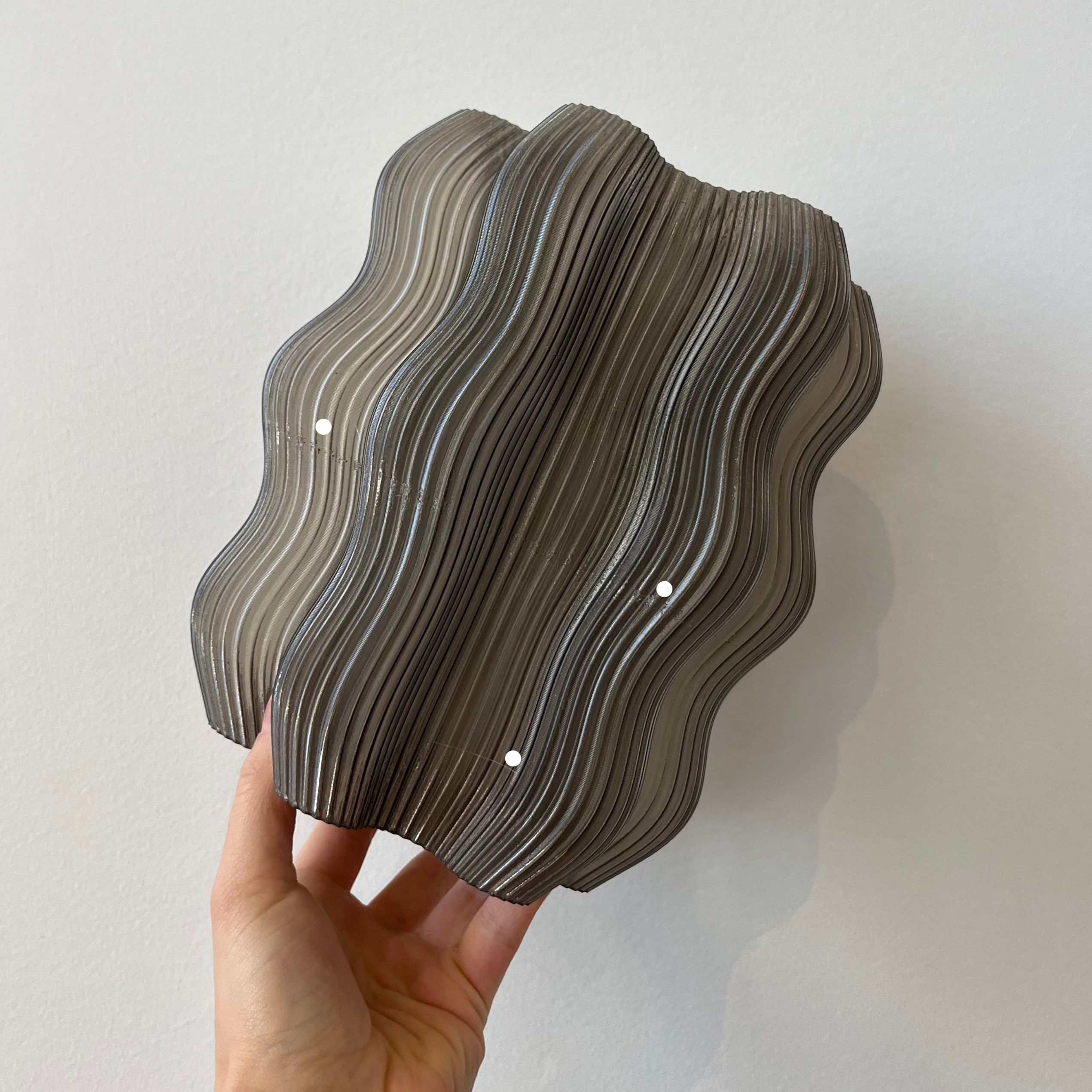 Falista lampa stołowa