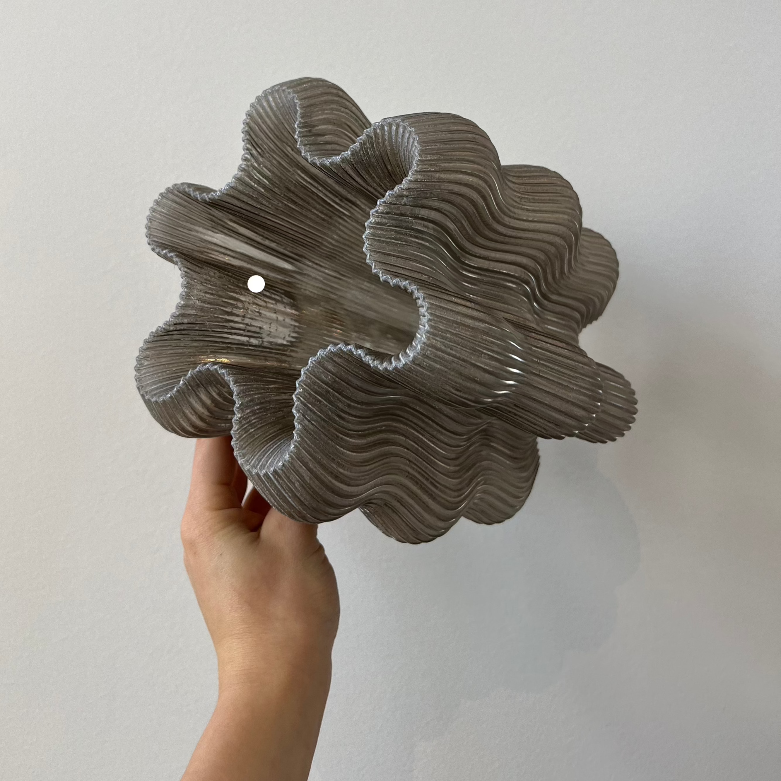 Falista lampa stołowa