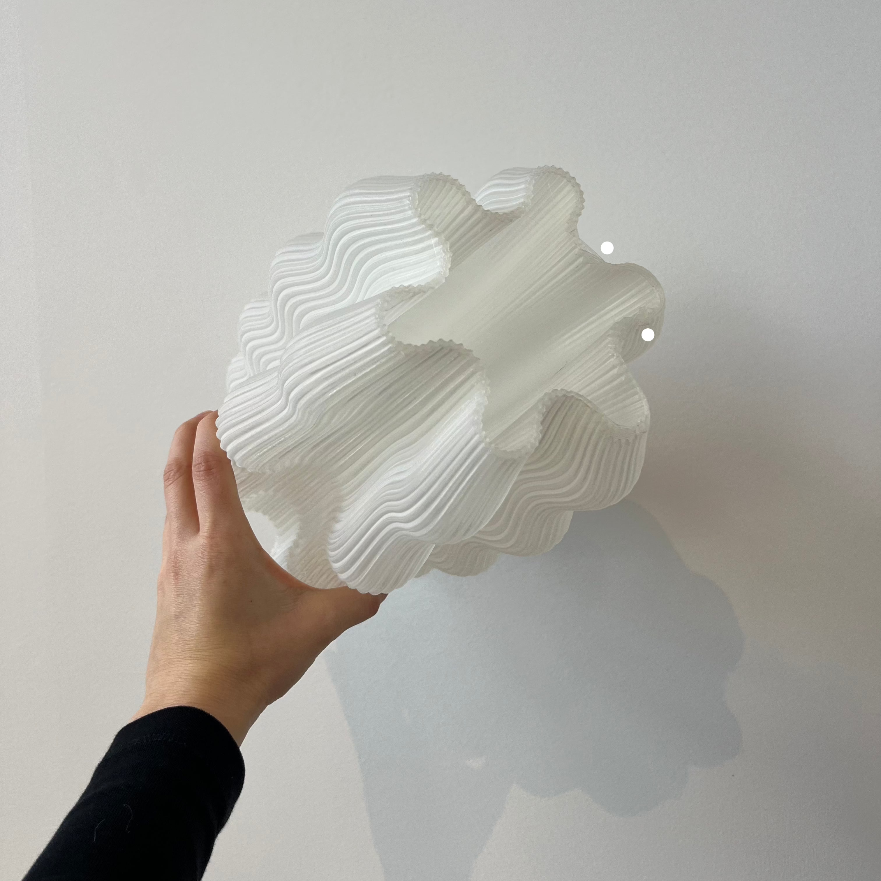 Falista lampa stołowa