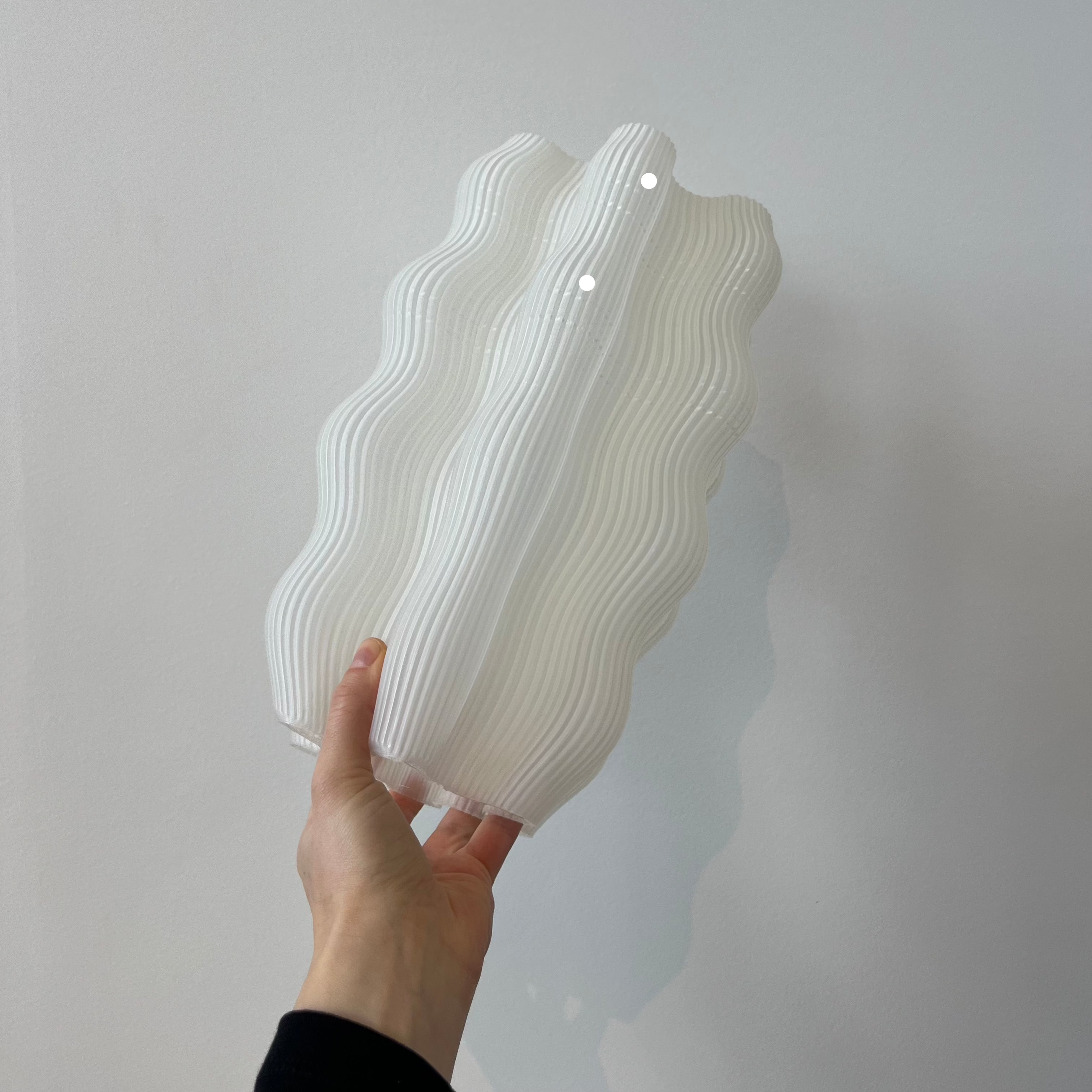 Falista lampa stołowa